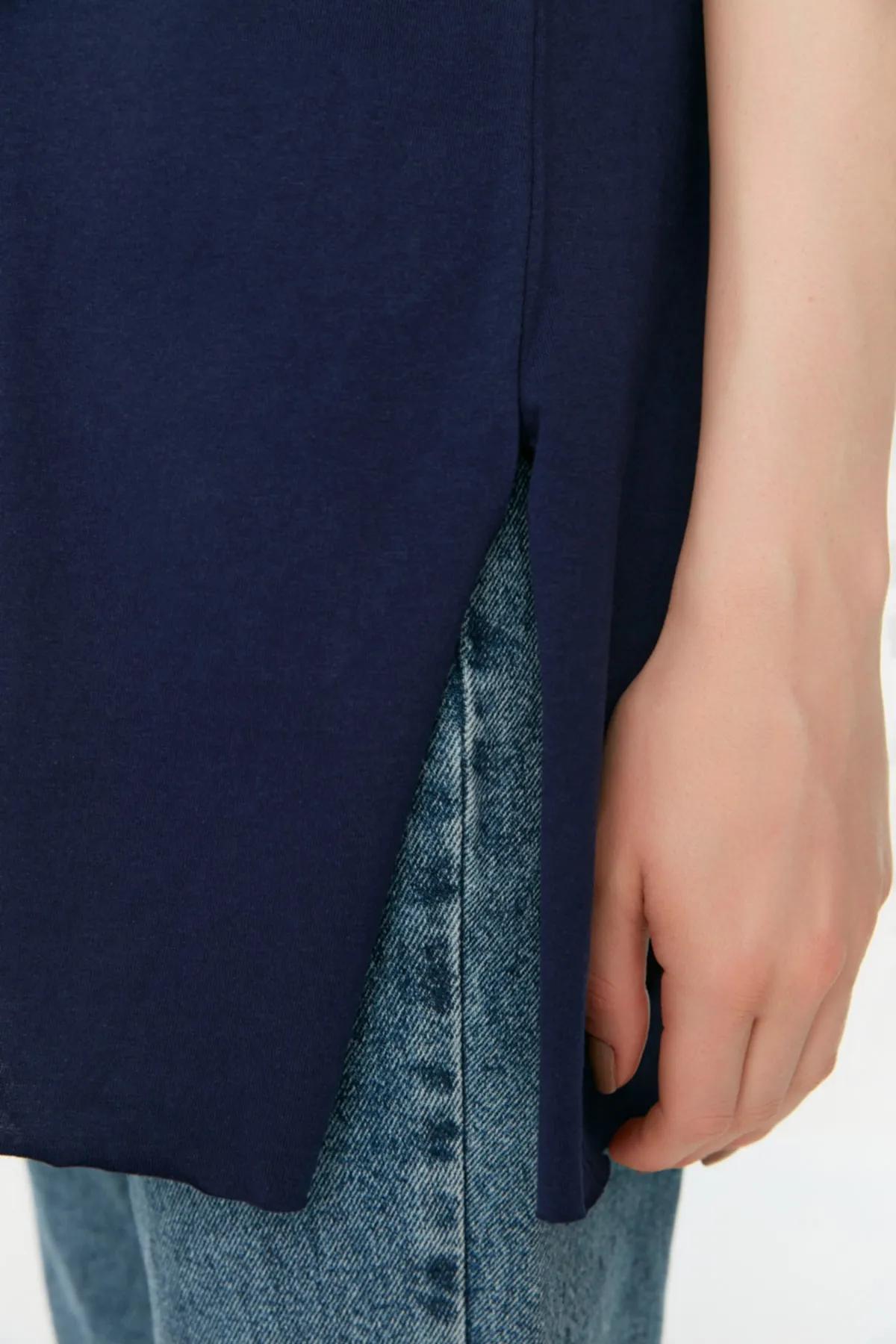 Trendyol Modest  Marineblau-weißes Basic-Strick-T-Shirt mit Schlitz und detailliertem Rundhalsausschnitt im 2er-Pack TCTSS21UK0009