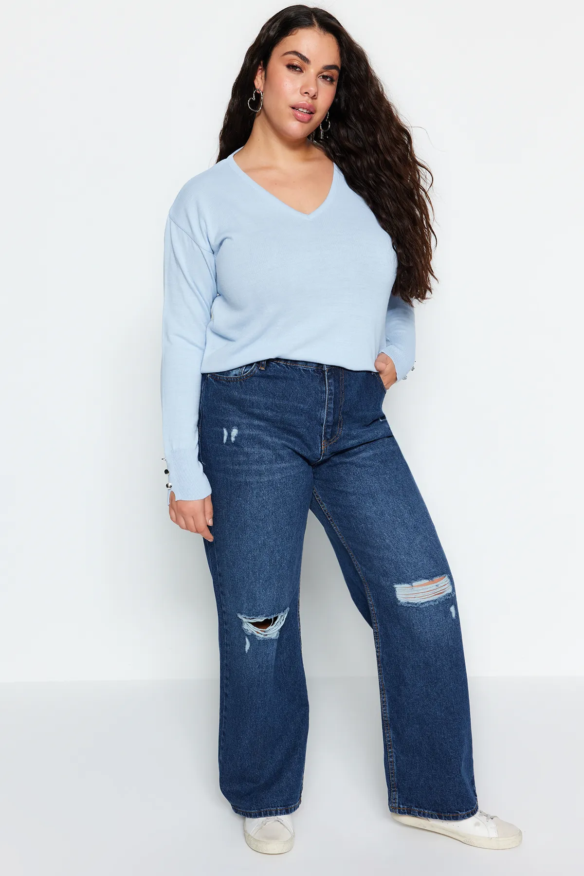 Trendyol Curve  Babyblauer Strickpullover mit V-Ausschnitt und Knopfleiste TBBAW23AN00043