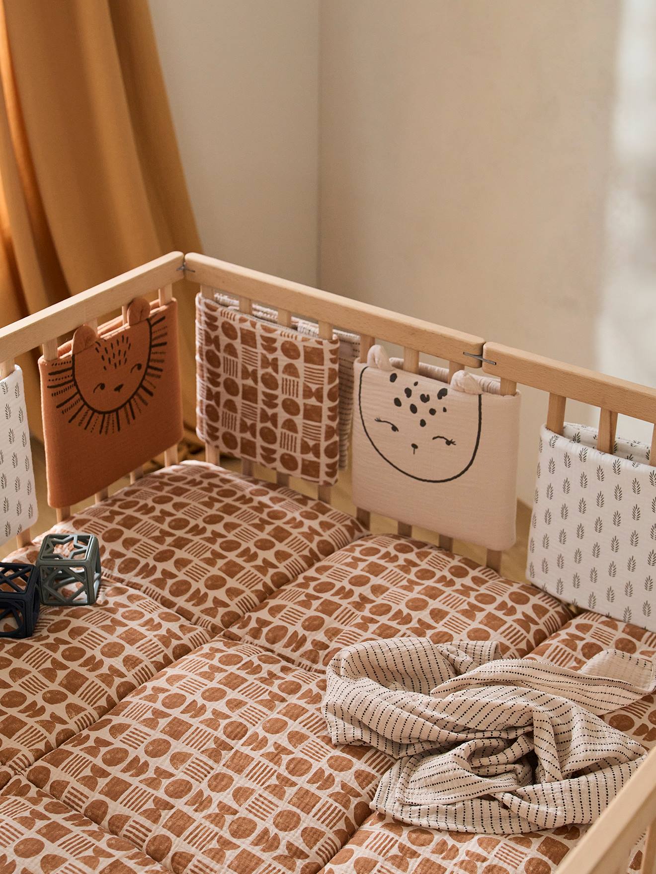 Vertbaudet Baby Bettumrandung/Laufgitter-Polster ETHNIC mit Recycling-Polyester - beige bedruckt