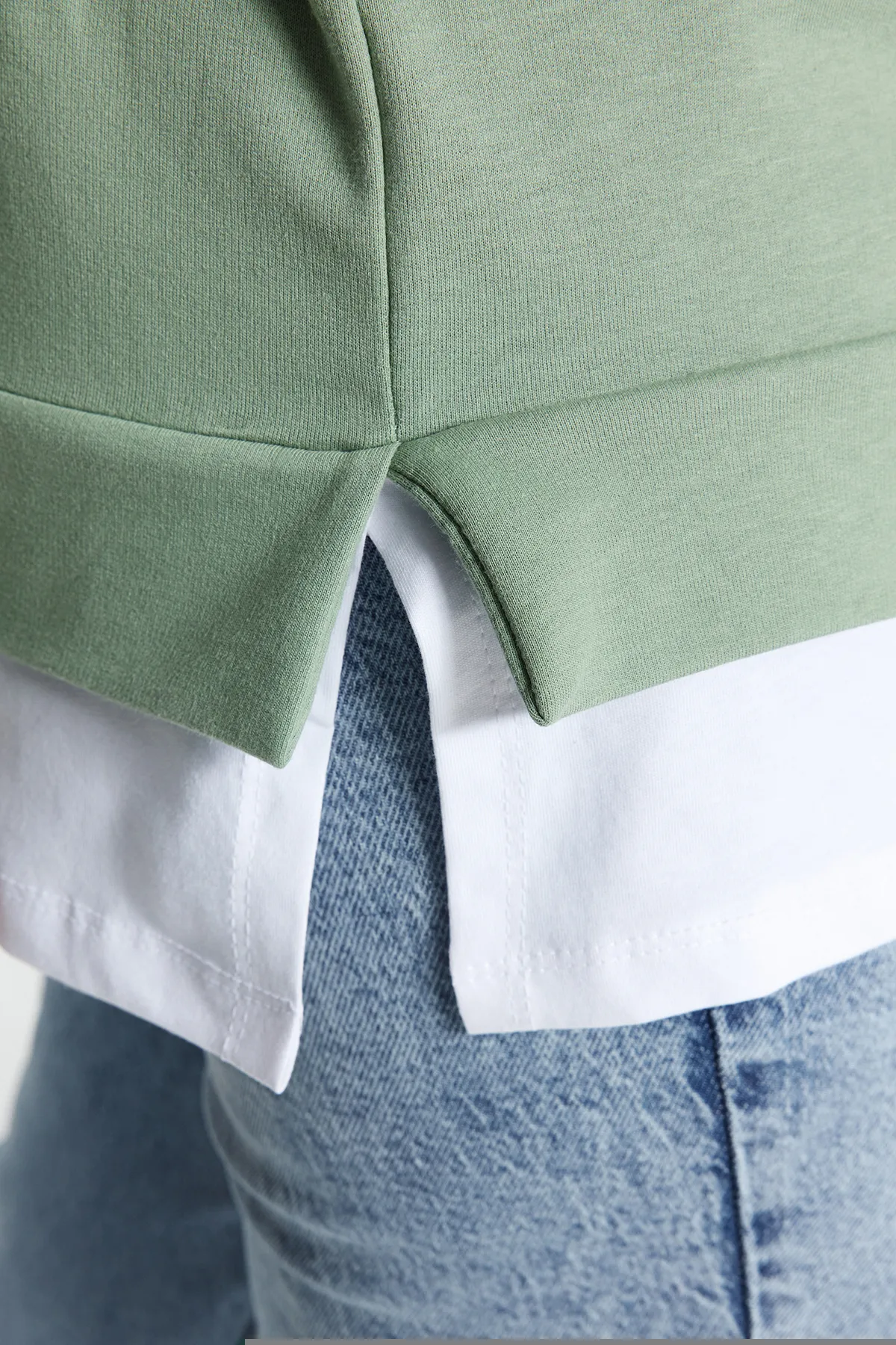 Trendyol Curve  Grünes Entfernen des unteren T-Shirt-Looks, dünnes gestricktes Sweatshirt TBBAW23AO00024
