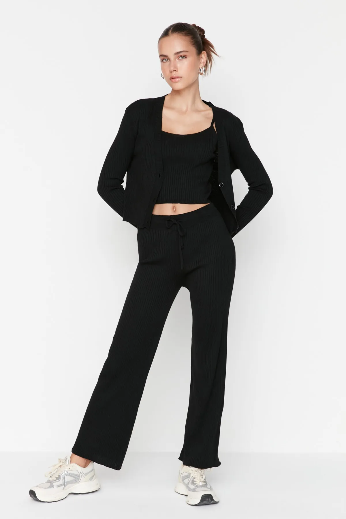 Trendyol Collection  Schwarzes Wicked-Set aus Bluse, Strickjacke und Hose, Strickoberteil und -unterteil TWOAW22AU0006