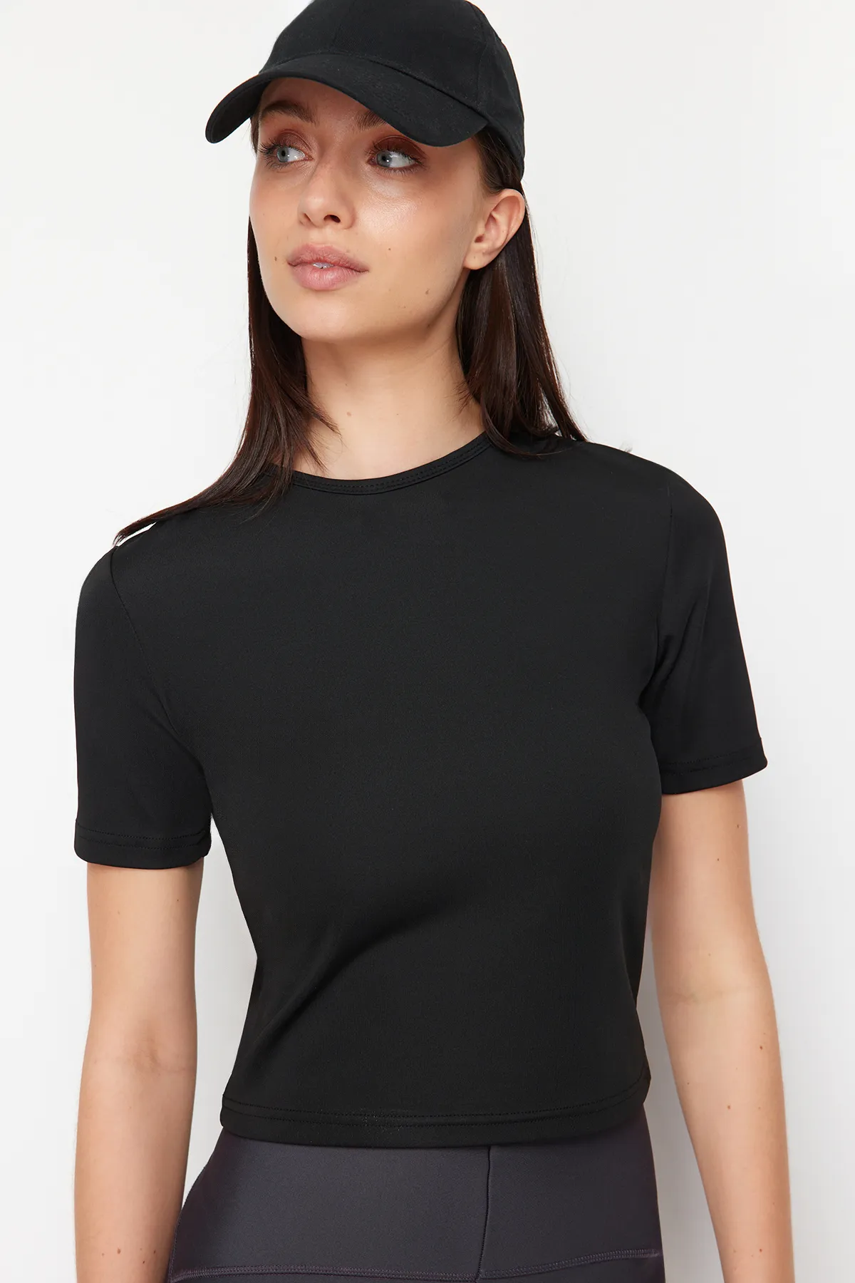 Trendyol Collection  Schwarzes, dünnes Ektra-Gewebe, Rundhalsausschnitt, gestricktes Sport-Top/Bluse THMSS24BZ00008