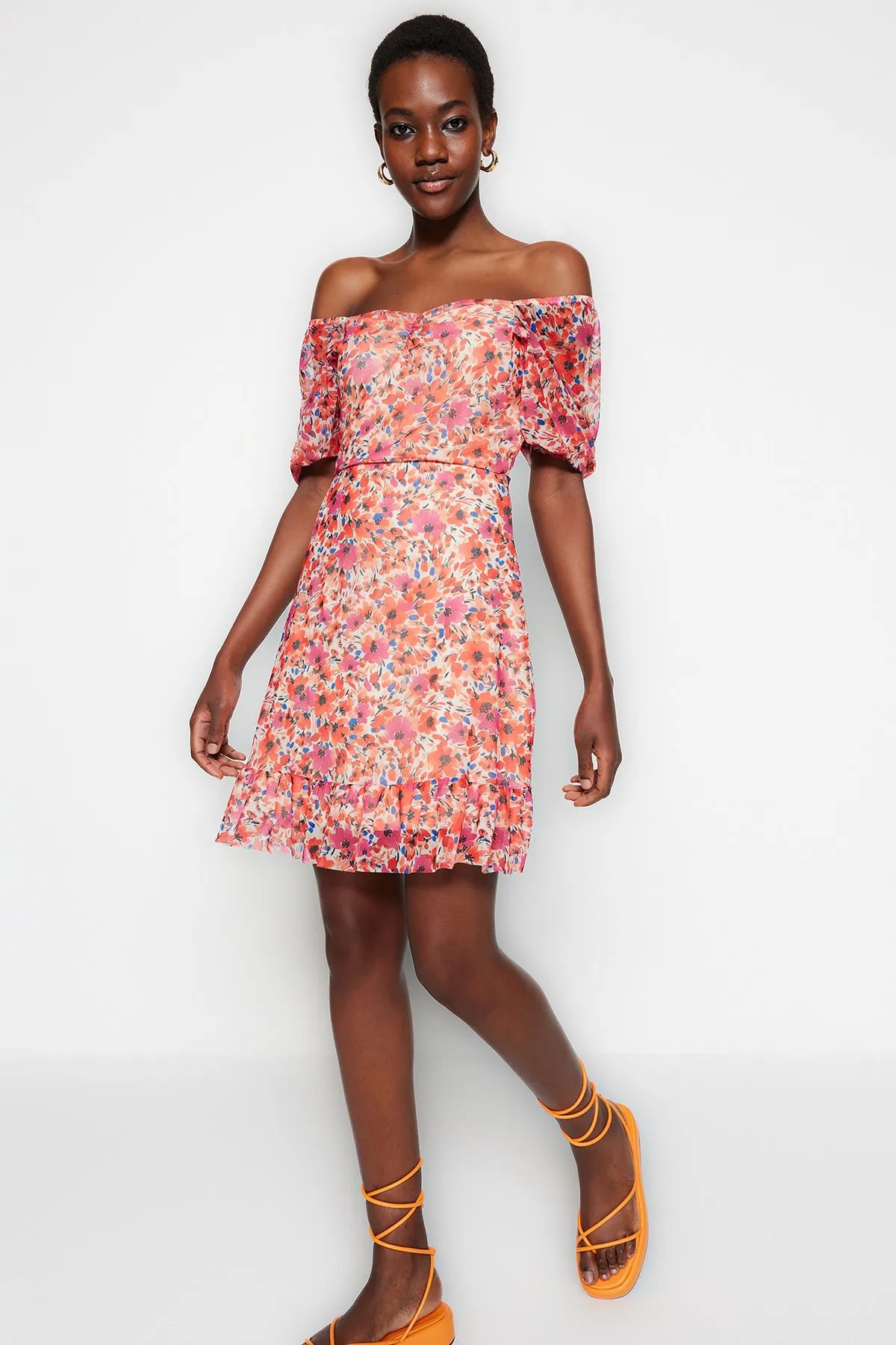 Trendyol Collection  Orangefarbenes, blumengemustertes, dehnbares Mini-Strickkleid aus Tüll mit herzförmigem Ausschnitt TWOSS20EL1690