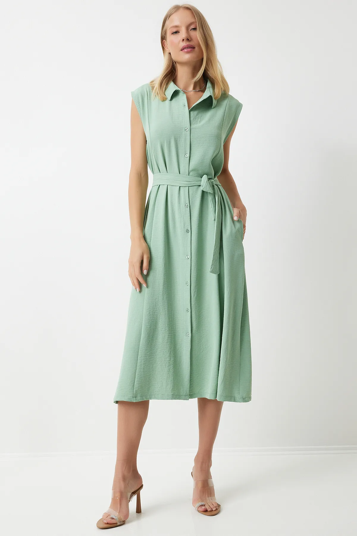 Happiness İstanbul  Grünes Sommer-Hemdkleid aus Leinen-Viskose mit Gürtel für Damen DD00927