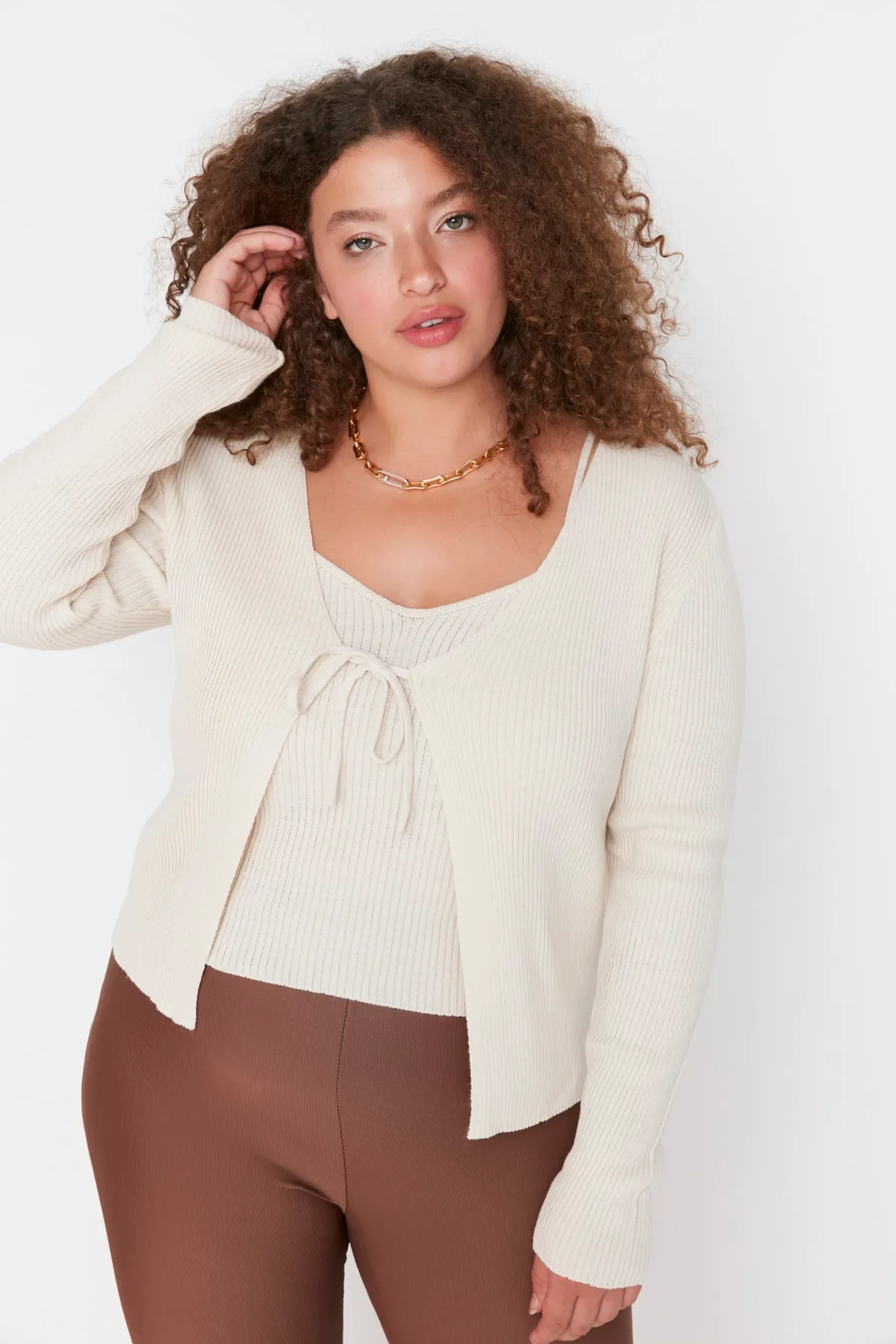 Trendyol Curve  Beigefarbenes Set aus Feinstrick-Cardigan und Unterhemd mit Krawatte und V-Ausschnitt