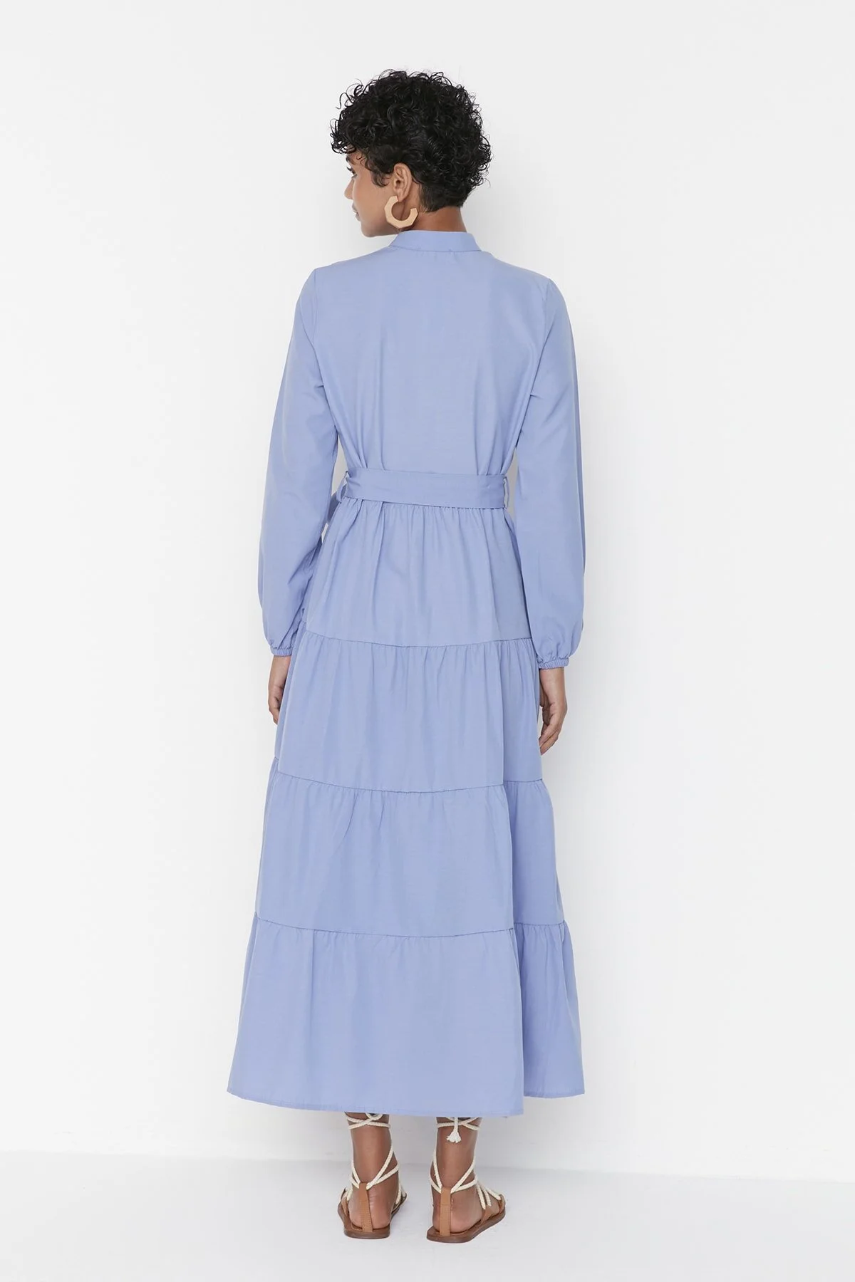 Trendyol Modest  Lila gewebtes Kleid mit Gürtel, Chefkragen und Knopfdetail TCTSS21EL3343