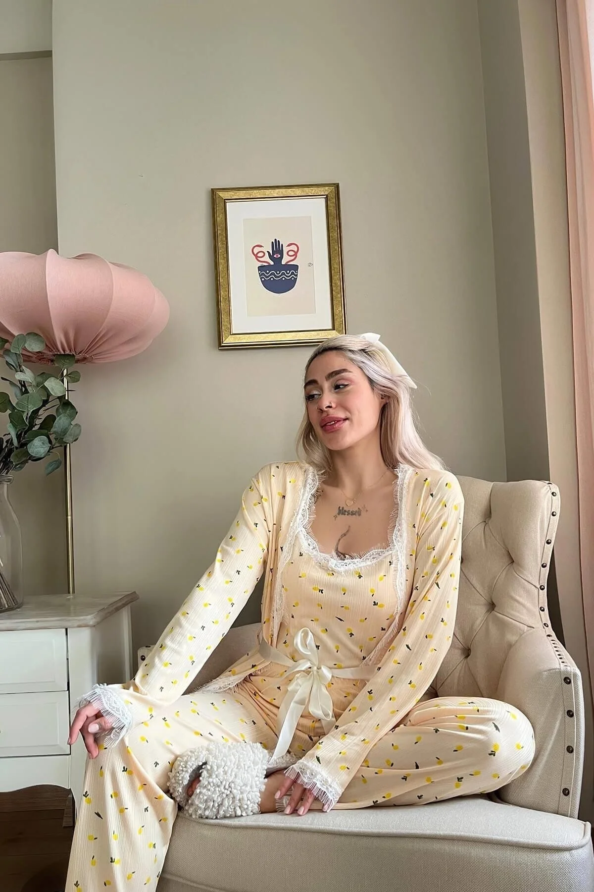 Pijamaevi  Pegasus-Pyjama-Set mit gelbem, zitronengemustertem Morgenmantel