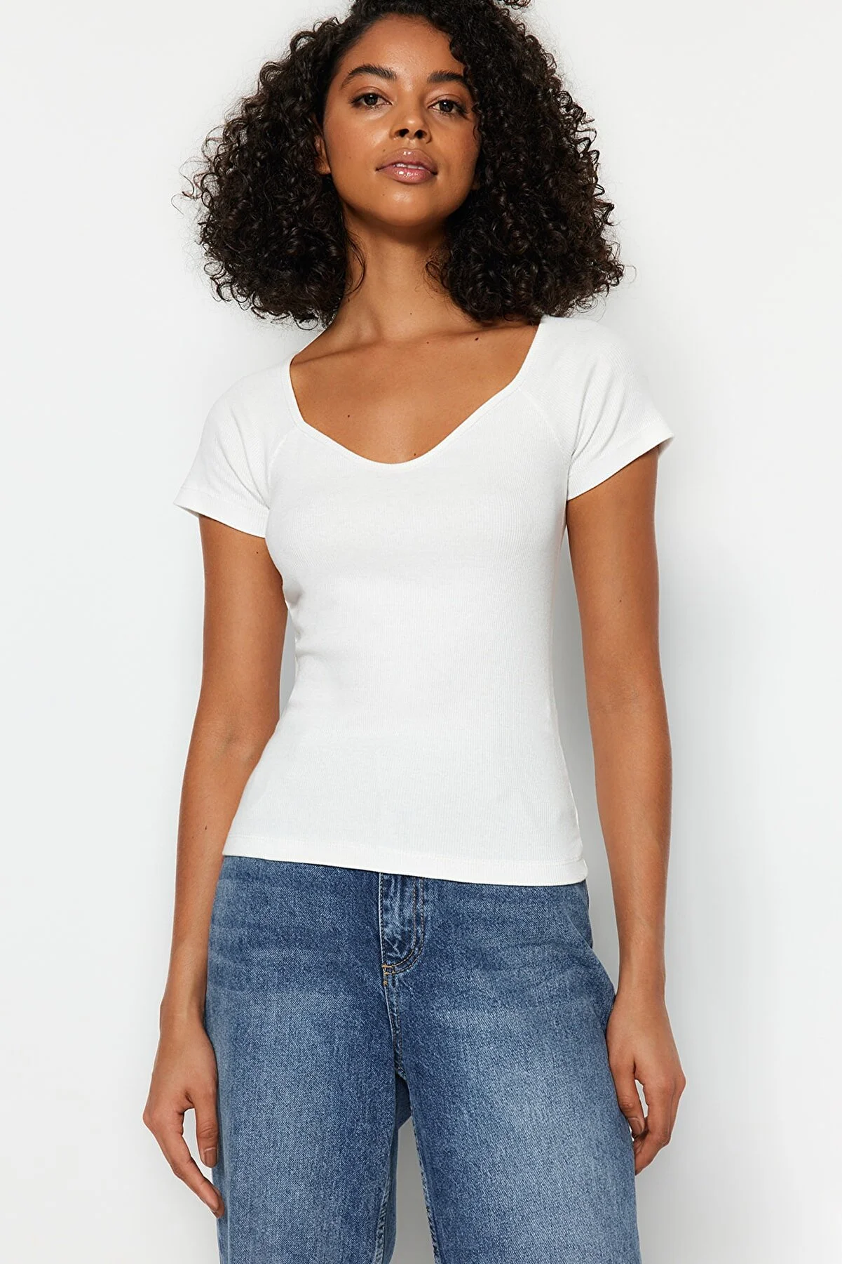 Trendyol Collection  Weiße, taillierte Strickbluse aus Baumwollstretch TWOSS21BZ0579