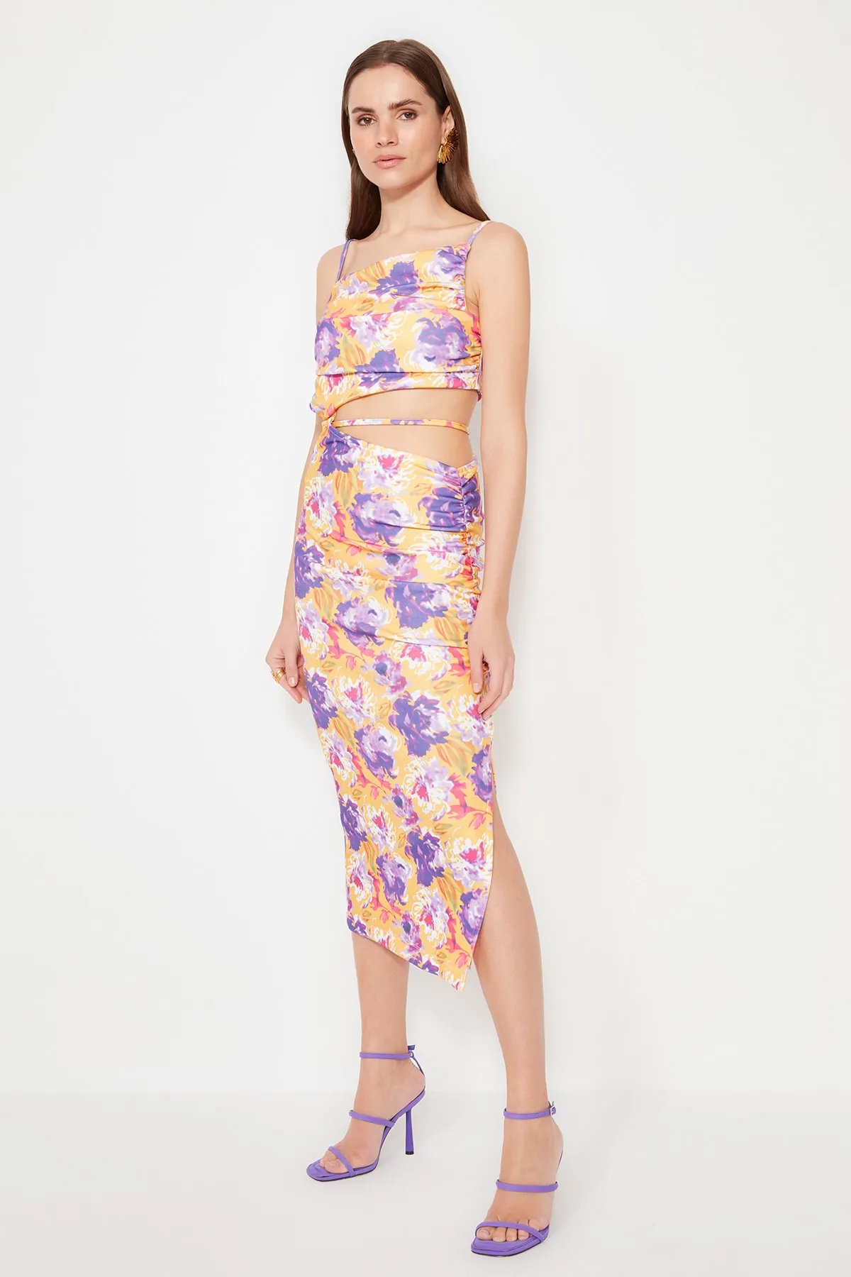 Trendyol Collection  Stilvolles Abendkleid mit mehrfarbigem Blumenmuster und Raffdetails TPRSS22EL0960