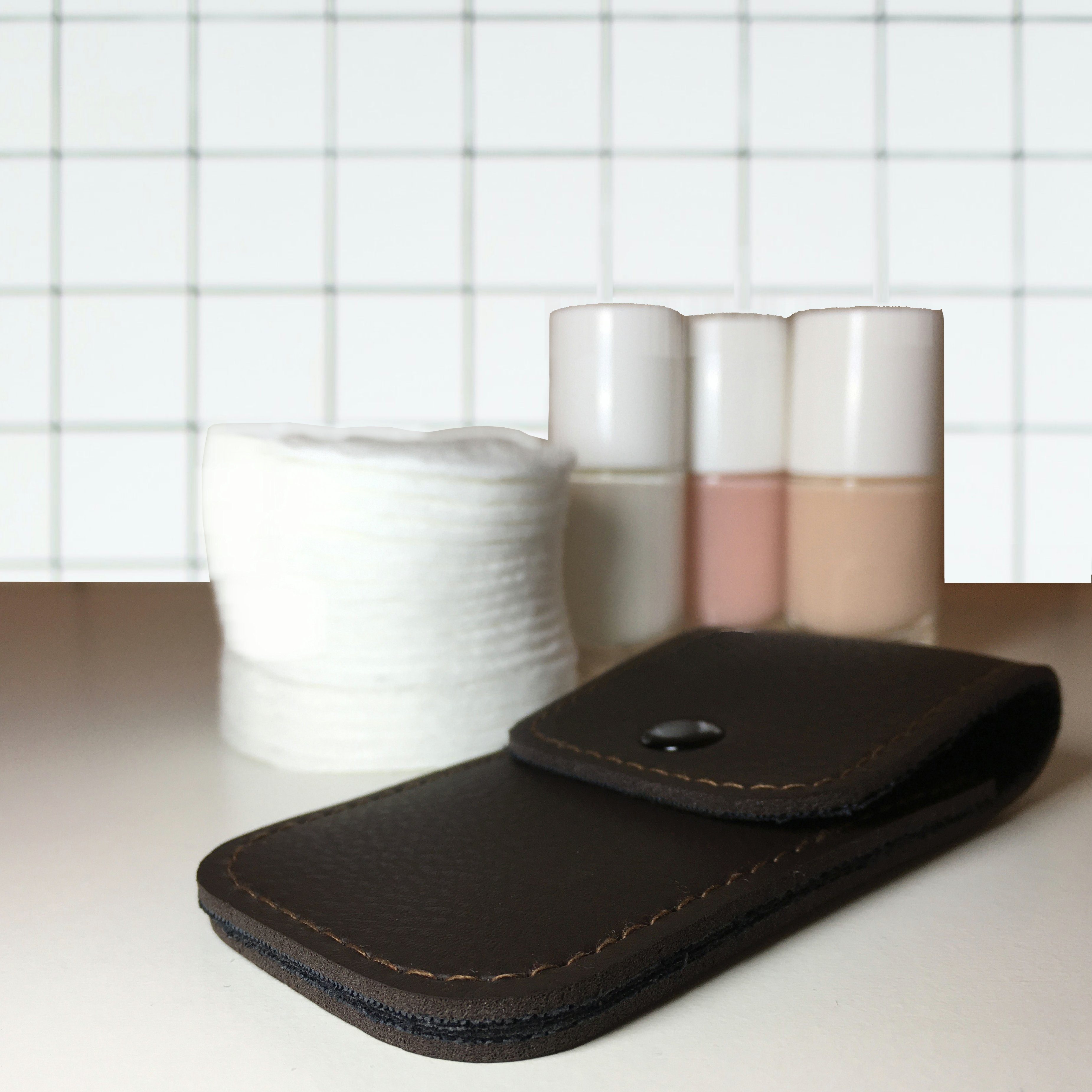 Nagelwerkstatt Nagelschere Profi Nagelset - extra scharfe Nagelschere aus rostfreiem Edelstahl - inklusive Feile in einem edelen Etui - auch für Linkshänder geeignet, (Set), Gebogene, sehr scharfe Schneide - für Finger- und Fußnägel