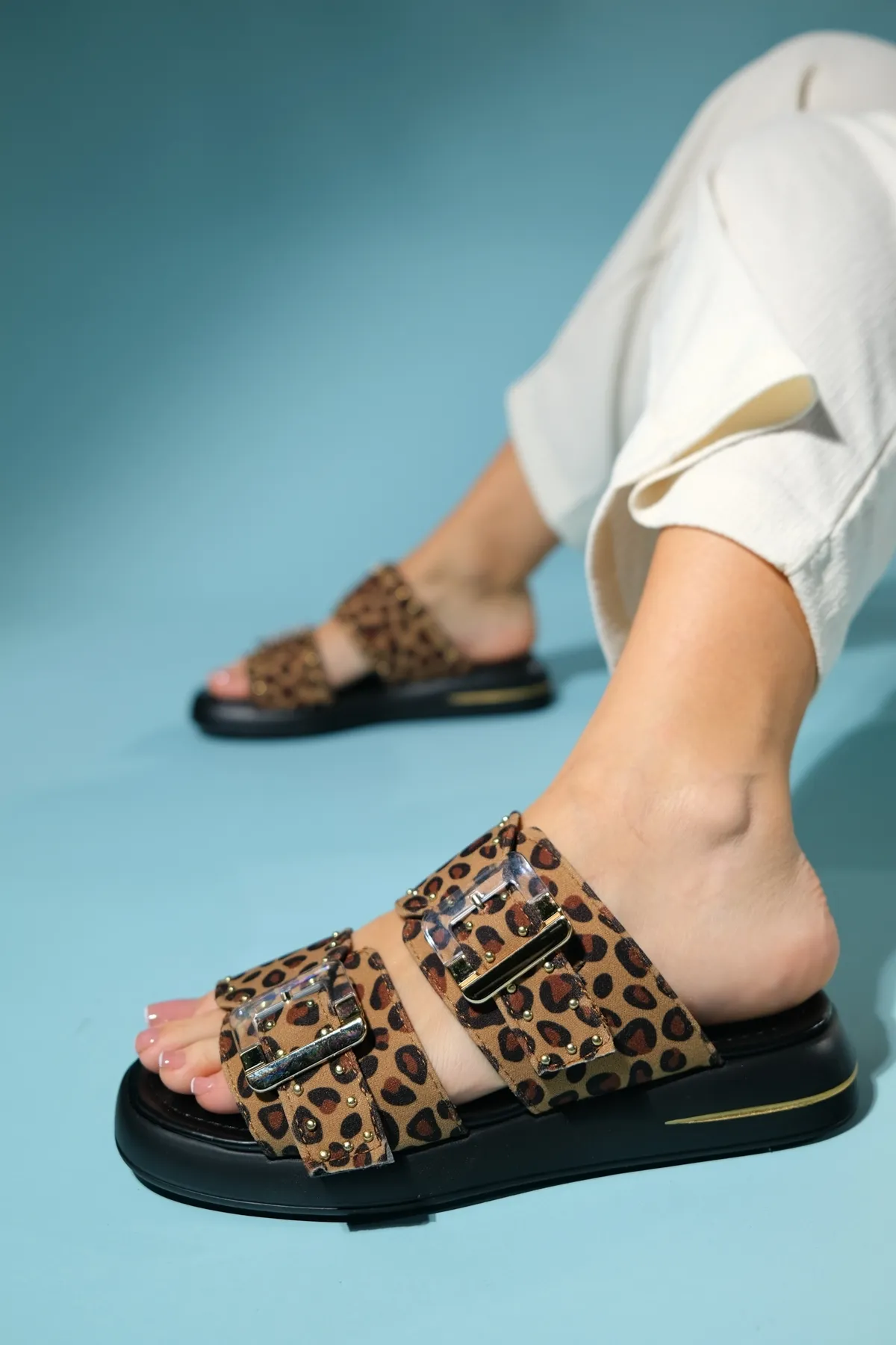 LuviShoes  ZLEY Damen-Hausschuhe mit transparenter Schnalle und Muster in Schwarz und Gelb