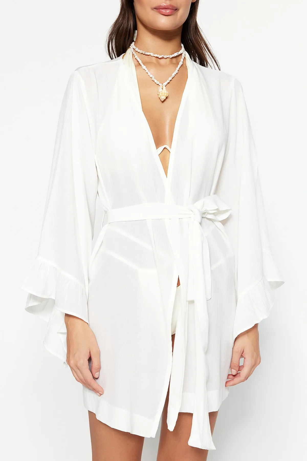 Trendyol Collection  Ecrufarbener Mini-Kimono und Kaftan mit gewebtem Volant und Gürtel TBESS21KM0002