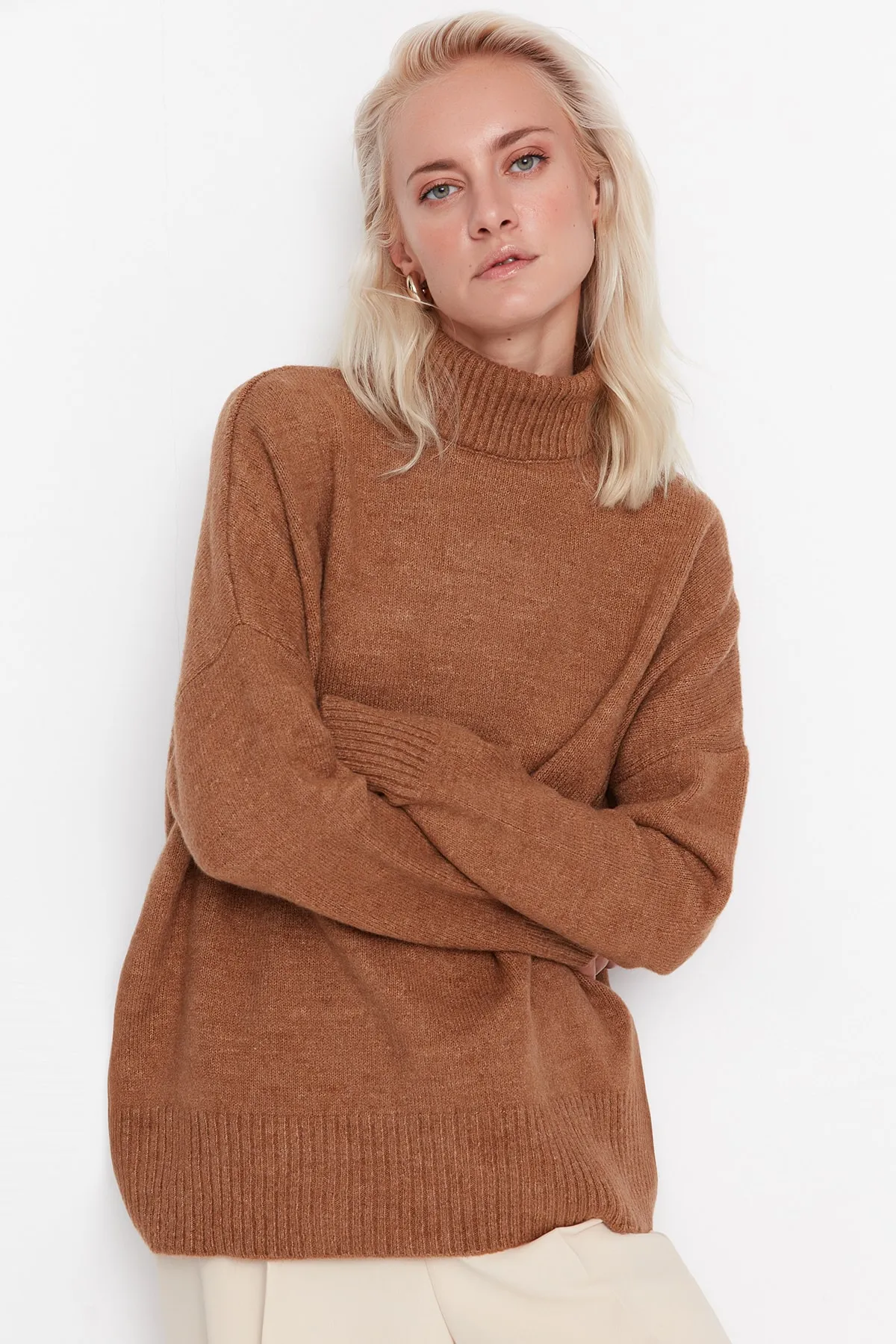 Trendyol Collection  Hellbrauner, weich strukturierter Strickpullover mit Stehkragen und weiter Passform TWOAW23KZ00469