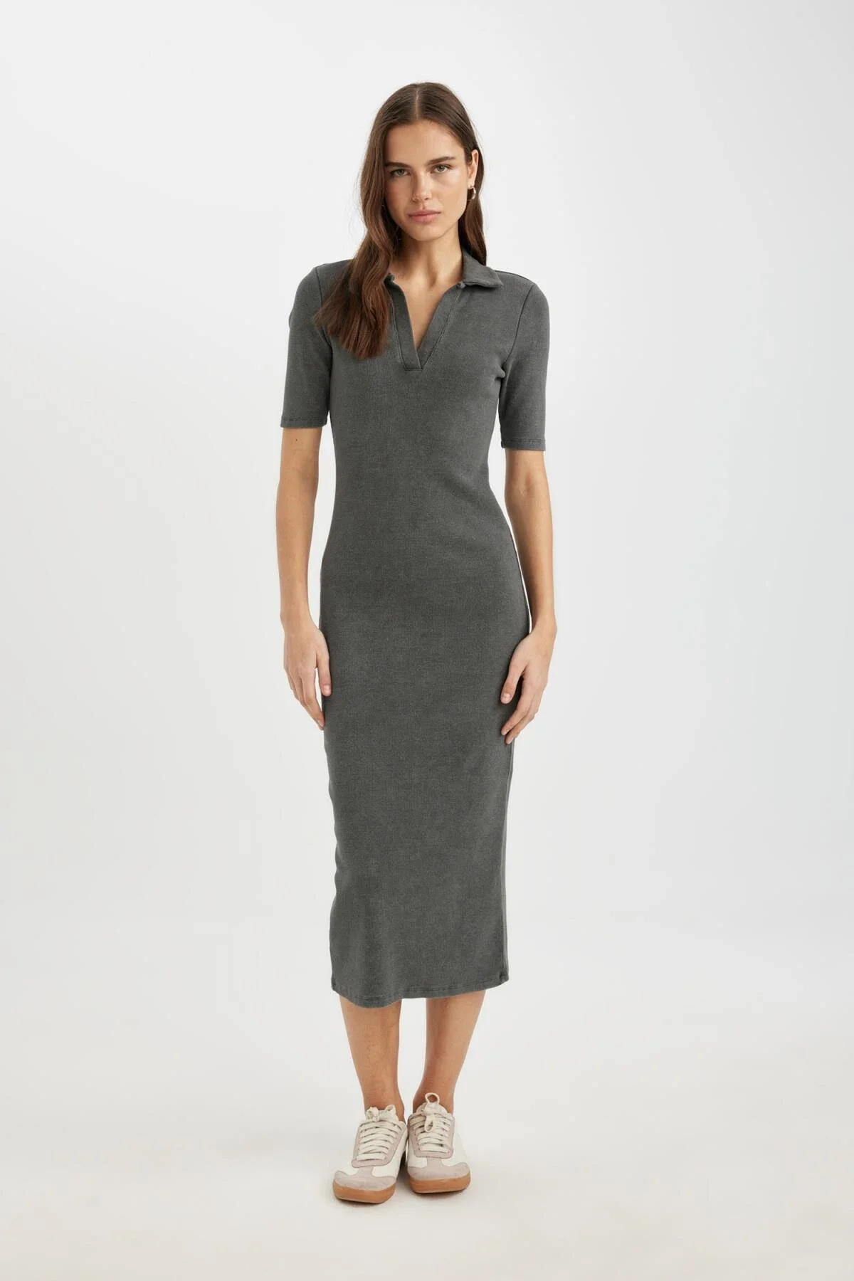 DeFacto  Figurbetontes, geripptes Camisole-Midikleid mit Rollkragen und kurzen Ärmeln C2893AX24SP