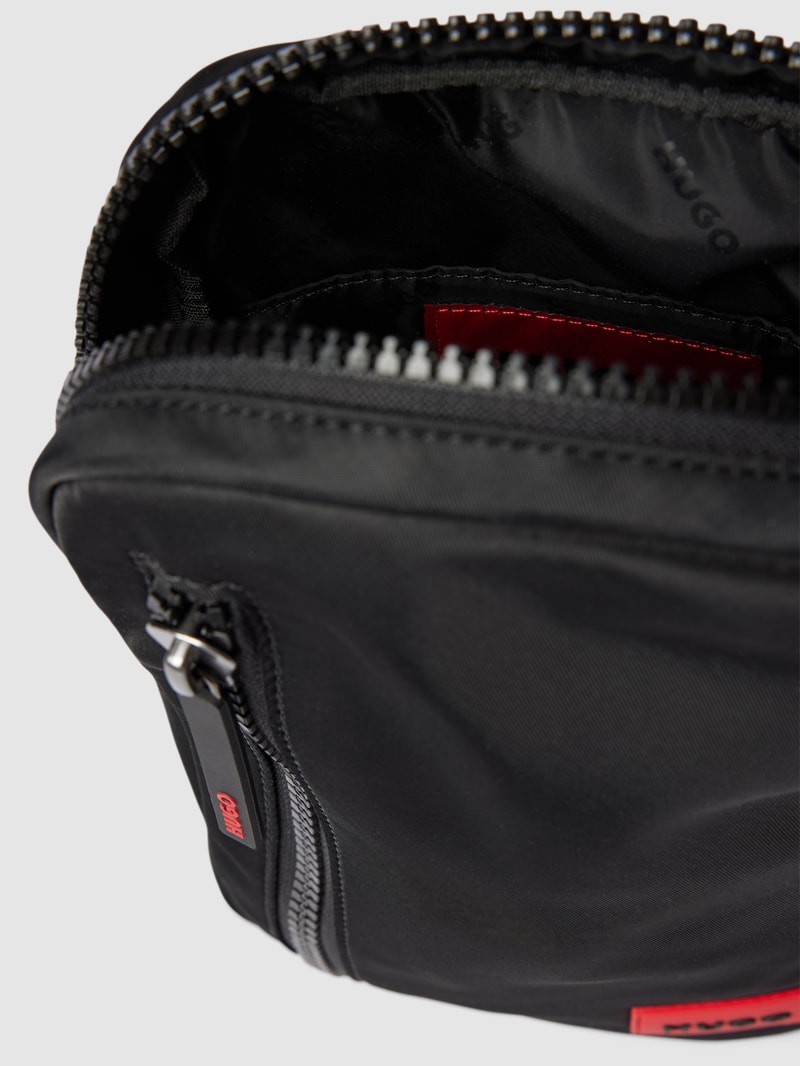 Umhängetasche mit Label-Patch Modell 'Ethon' in schwarz