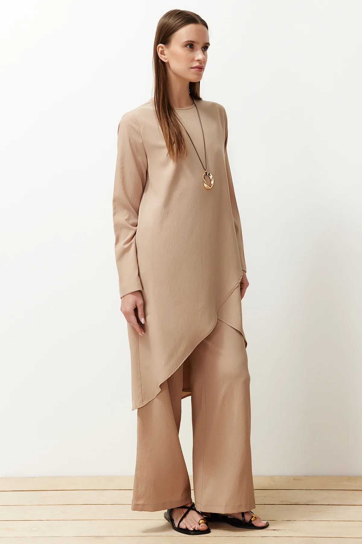 Trendyol Modest  Beiges asymmetrisches gewebtes Tunika-Hosen-Oberteil und Unterteil-Set TCTSS24US00074