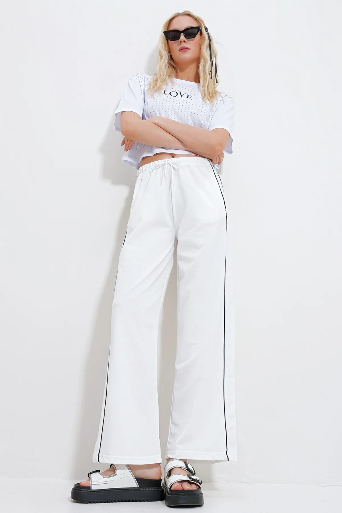 Trend Alaçatı Stili  Weiße Damen-Jogginghose mit doppelten seitlichen Taschen und geripptem Bein und weitem Bein ALC-X11984