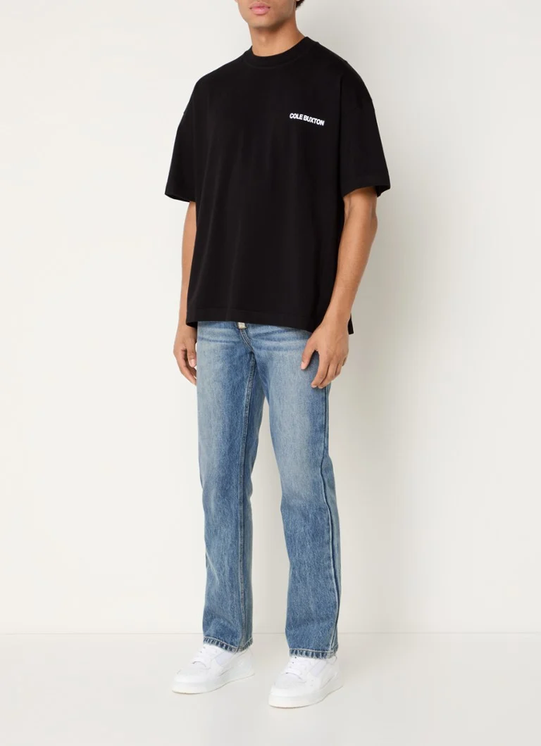 Tricou Cole Buxton sport cu logo și imprimeu pe spate.