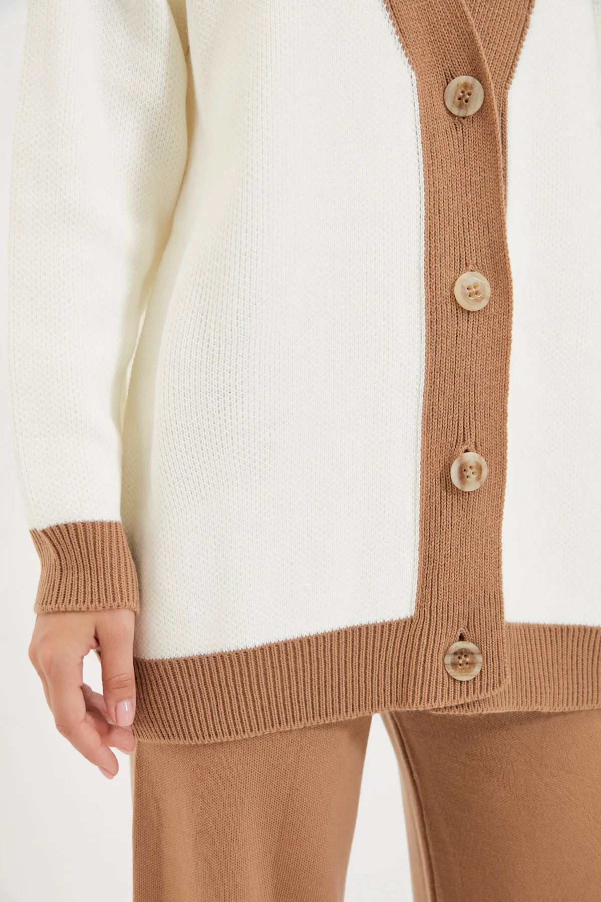 Trendyol Modest  Kamelfarbenes Strickset mit Cardigan und Hose mit Streifendetail TCTAW22AU0156
