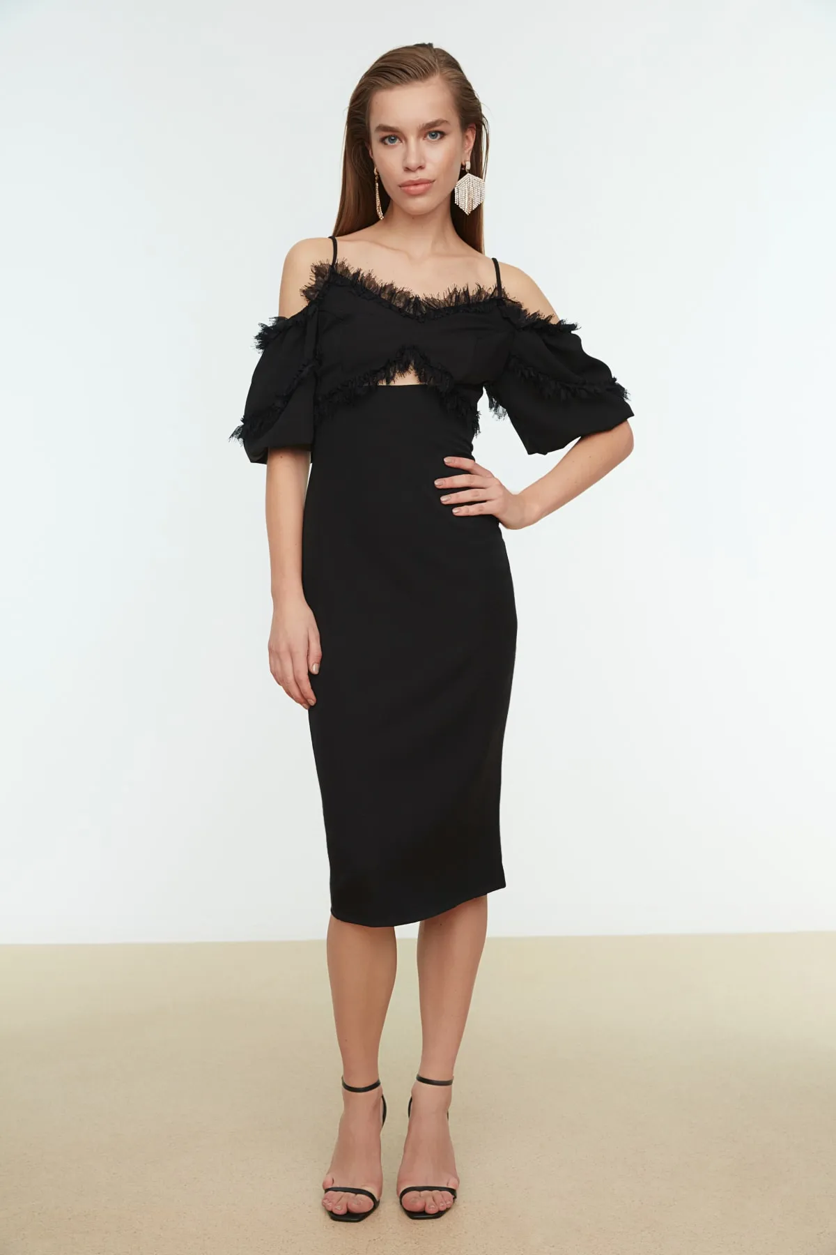 Trendyol Collection  Elegantes Abendkleid mit schwarzen Spitzendetails TPRSS20EL0015
