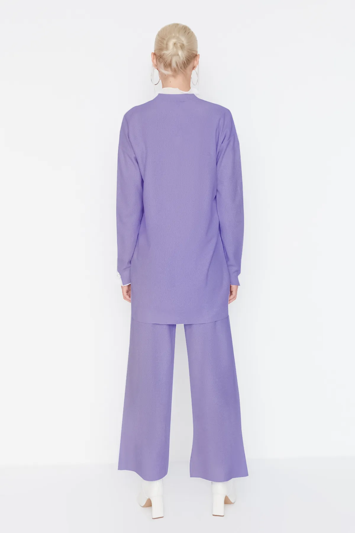 Trendyol Modest  Lilafarbenes Strickset aus Pullover und Hose mit Perlen- und Tülldetails TCTAW23US00088