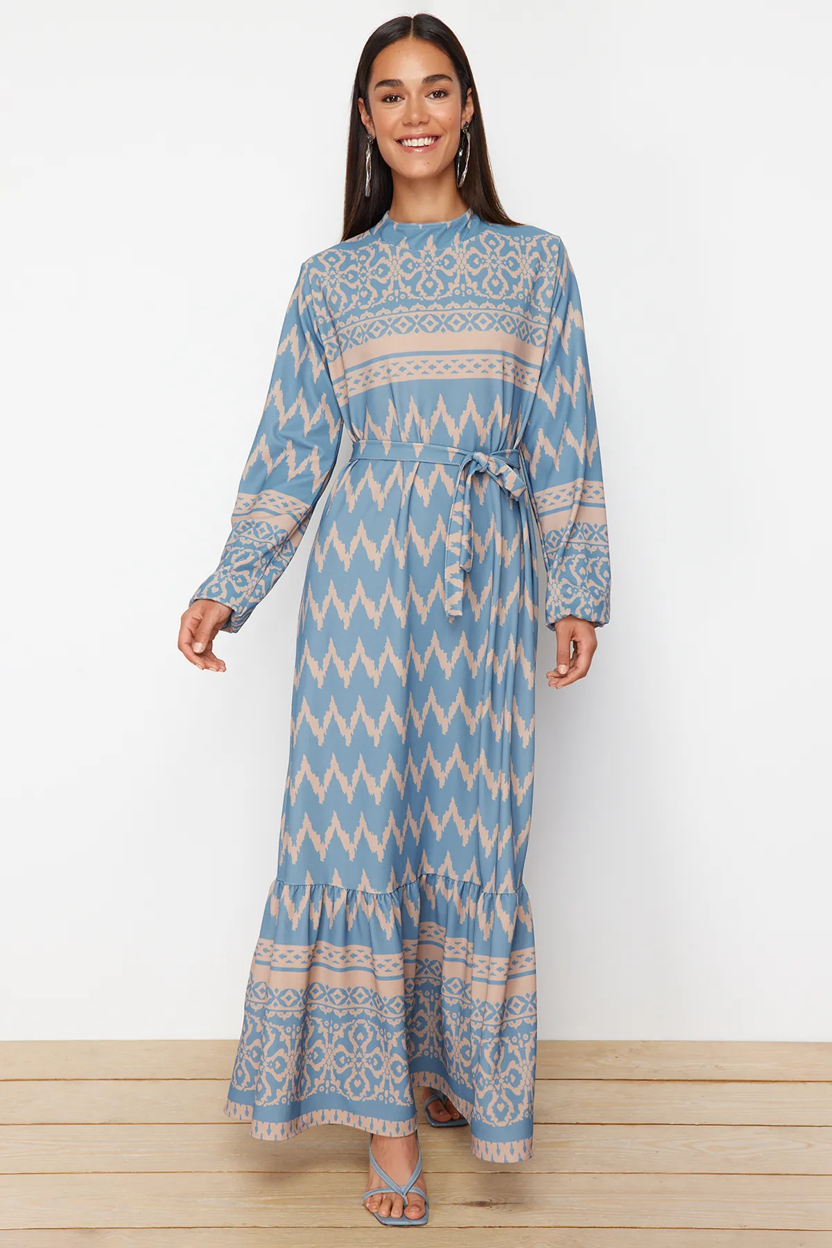Trendyol Modest  Türkis gemustertes Kleid aus Viskosegewebe mit Gürtel TCTSS24EB00258