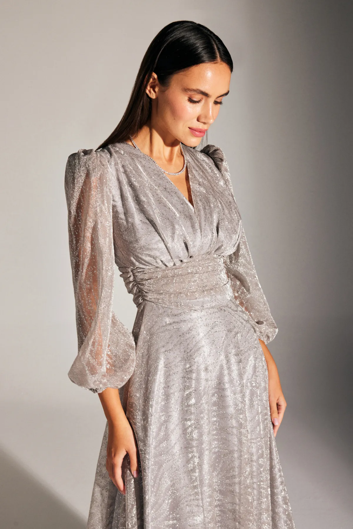 BETTY & SAM  CAMELA SILVERY BLINKENDES ABENDKLEID IN NERZFARBE MIT BALLONÄRMELN