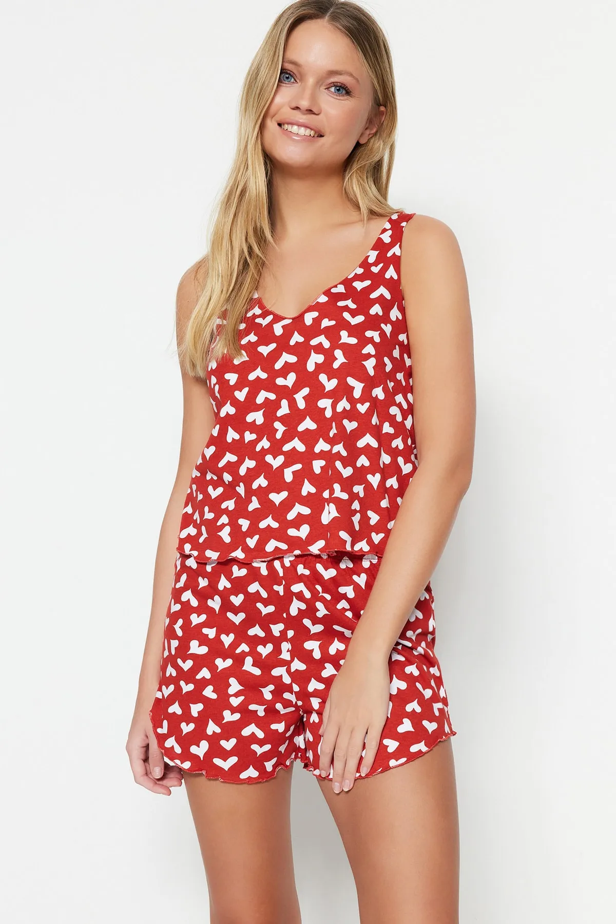 Trendyol Collection  Rotes Pyjama-Set aus 100 % Baumwolle mit Herzmuster und Sportler-Shorts THMSS23PT00199
