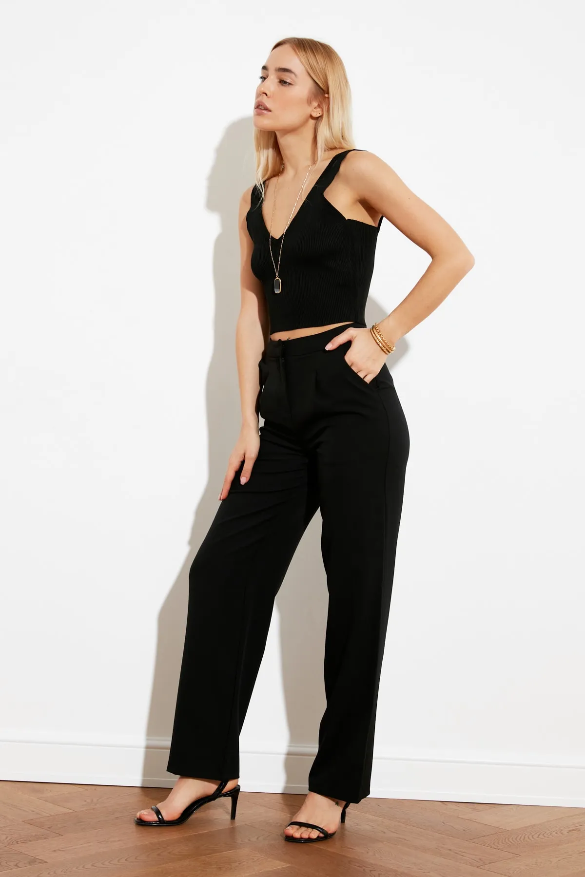 Trendyol Collection  Schwarze plissierte Webhose mit weitem Bein TWOSS21PL0155