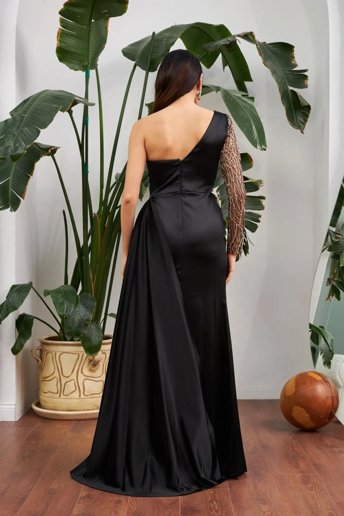 Carmen  Langes Abendkleid aus schwarzem Satin mit One-Shoulder-Schlitz