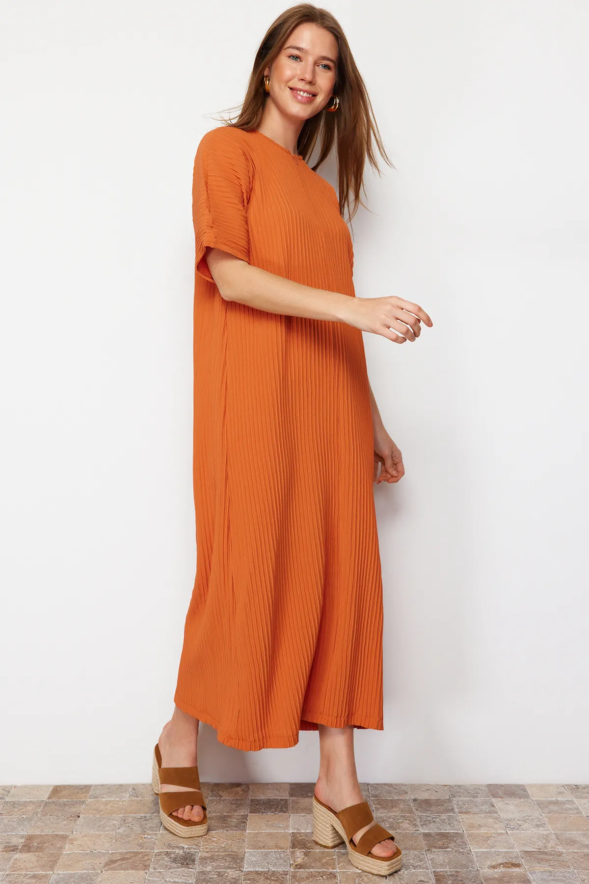 Trendyol Modest  Gefliestes Kleid mit Reißverschluss vorne und gewebtem Detail TCTSS24EB00172