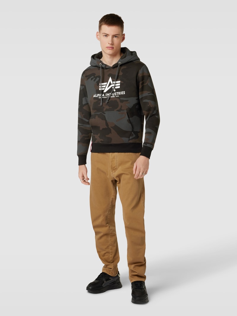 Hoodie mit Camouflage-Muster Modell 'BASIC' in schwarz
