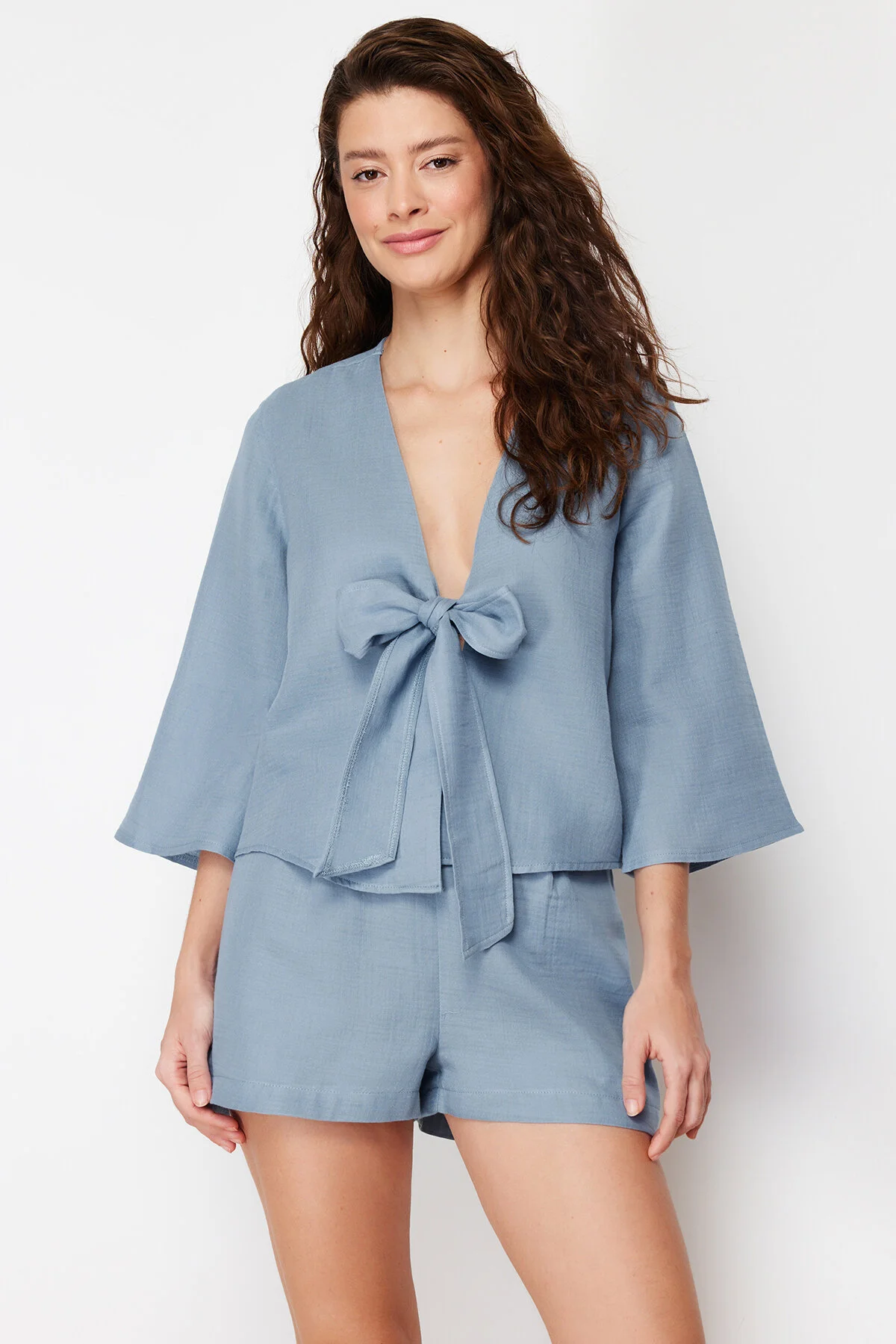 Trendyol Collection  Hochwertiges blaues Pyjama-Set aus gewebtem Musselin aus 100 % Baumwolle mit Schnürung THMSS24PT00077