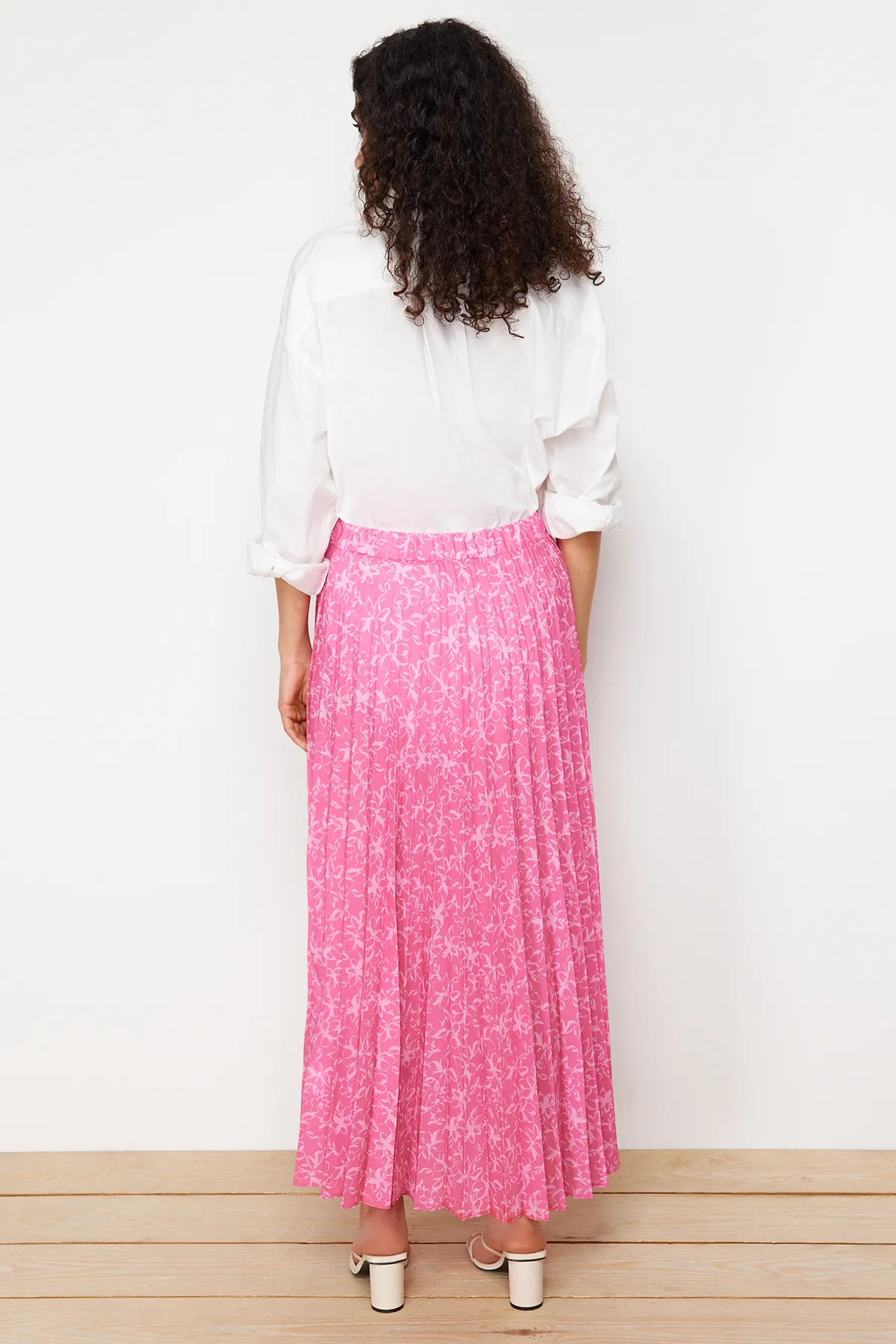 Trendyol Modest  Fuchsiafarbener, floral gemusterter, plissierter, gewebter Rock mit elastischem Bund TCTSS23EE00018