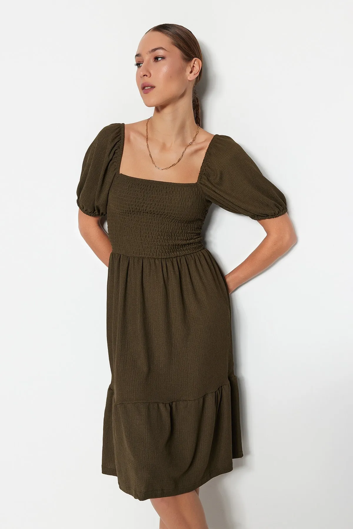 Trendyol Collection  Khakifarbenes Midi-Pullover-Strickkleid mit offener Taille/Skater-Strickkleid mit quadratischem Ausschnitt und Ballonärmeln TWOSS22EL1088