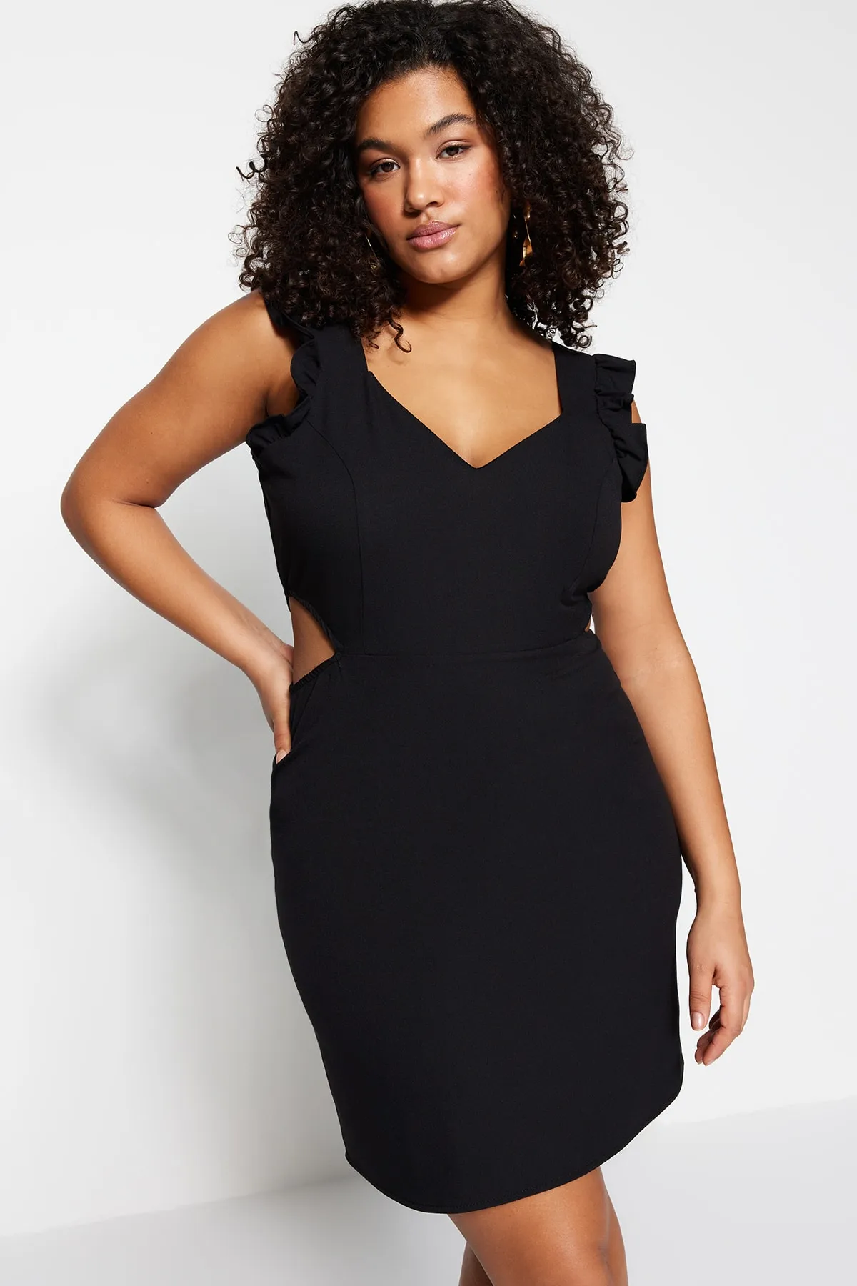 Trendyol Curve  Schwarzes gewebtes Kleid mit Cut-Out-Details und Trägern TBBSS23AH00026