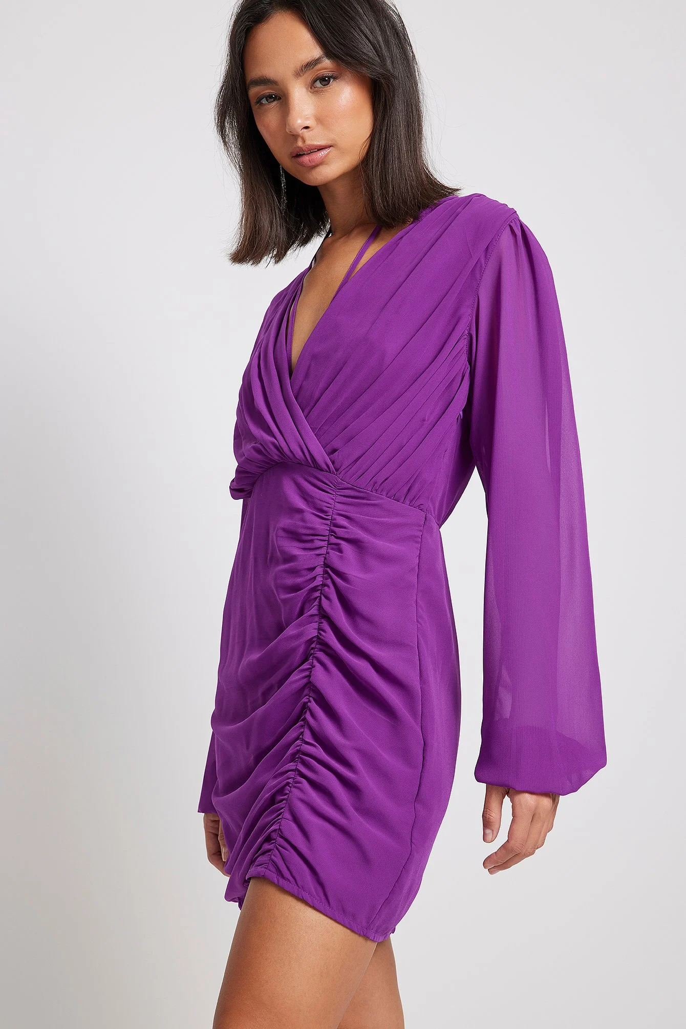 Minikleid mit gerafftem V-Ausschnitt
