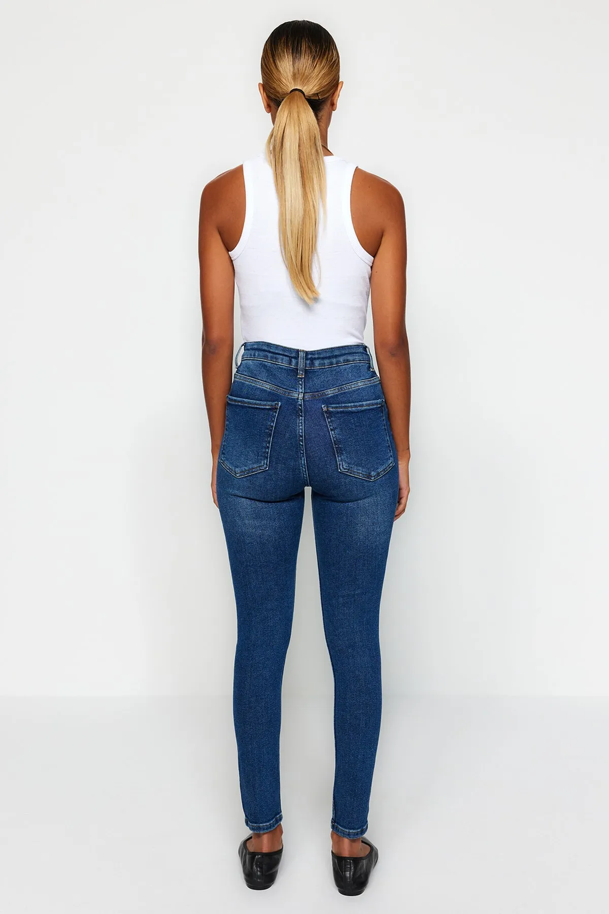 Trendyol Collection  Marineblaue Röhrenjeans mit hoher Taille TWOAW24JE00068