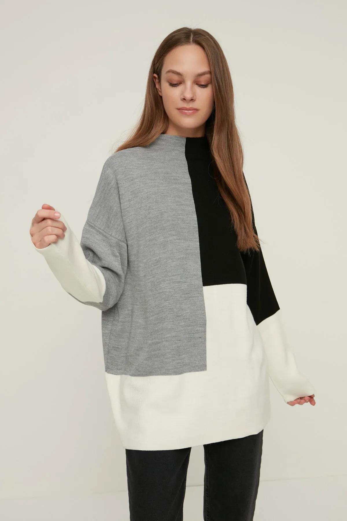 Trendyol Modest  Schwarzer Farbblock-Strickpullover mit hohem Kragen TCTAW22AK0054
