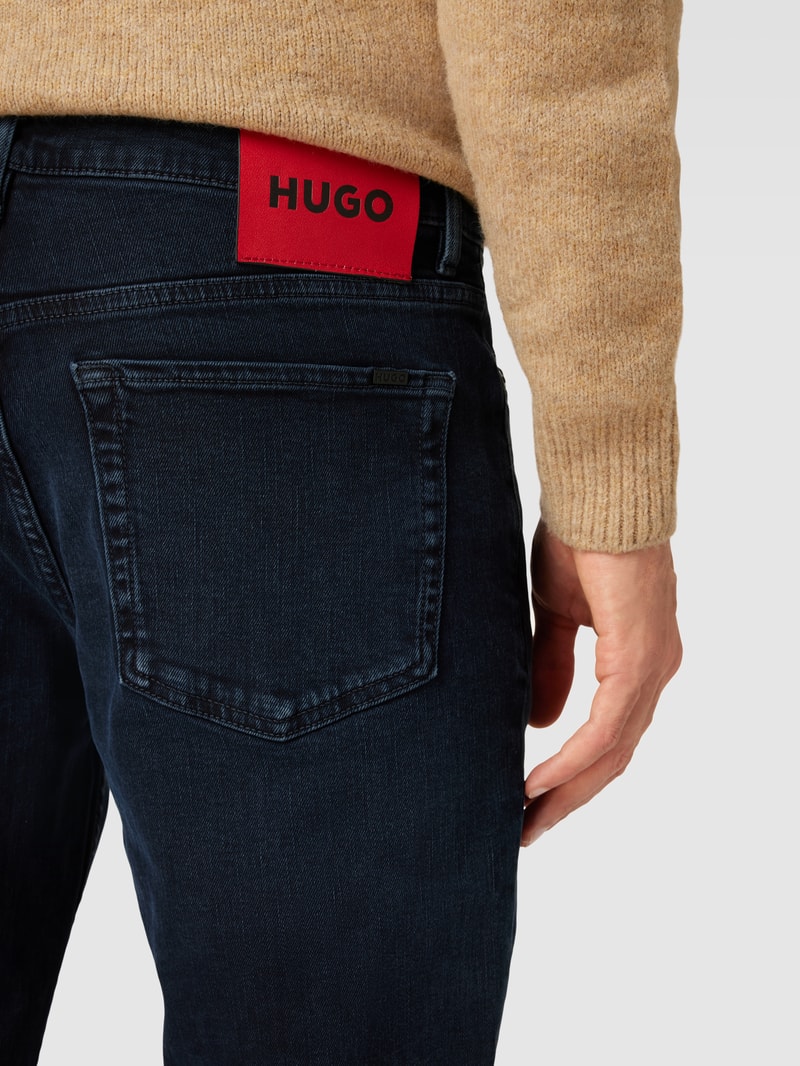 Slim Fit Jeans mit Label-Details Modell 'HUGO' in marineblau