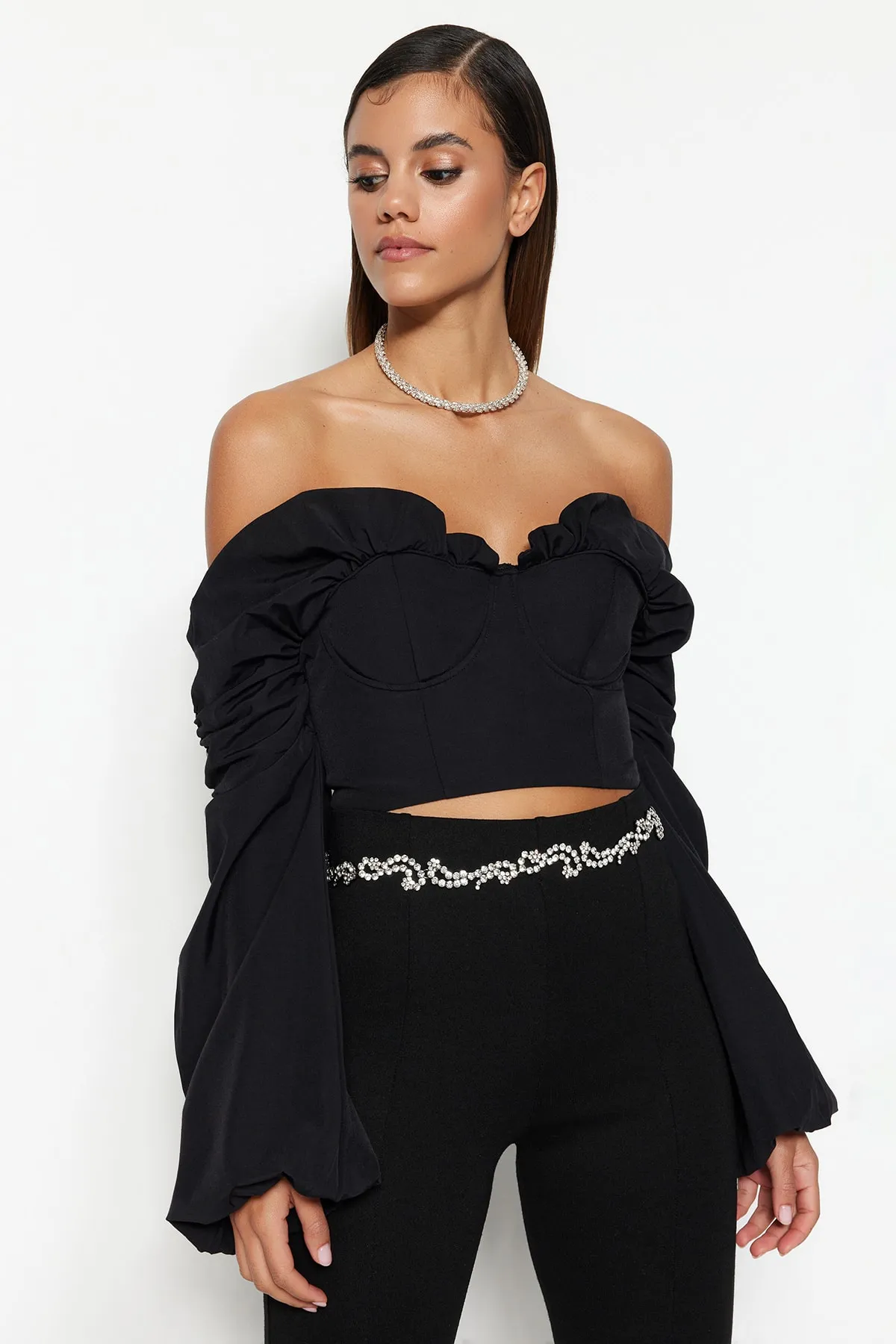 Trendyol Collection  Schwarze, kurz geschnittene, gefütterte Popeline-Bluse TPRSS23BZ00014