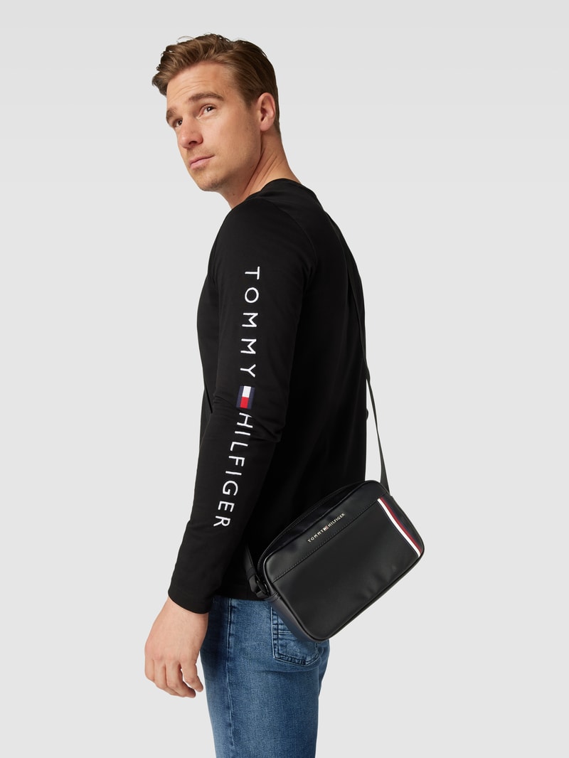 Umhängetasche mit Label-Print Modell 'PIQUE' in schwarz