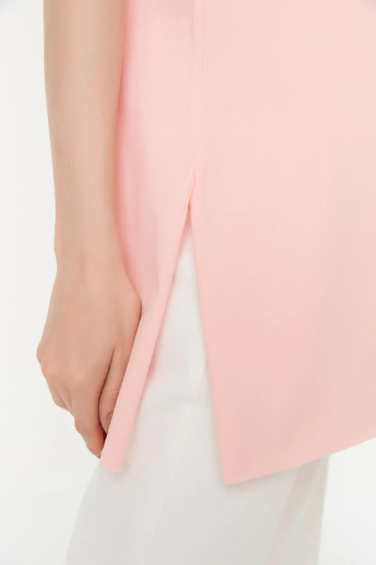 Trendyol Modest  Grau-Rosa 2er-Pack kurzärmliges Basic-Strick-T-Shirt mit Schlitz und detailliertem Rundhalsausschnitt TCTSS21UK0009