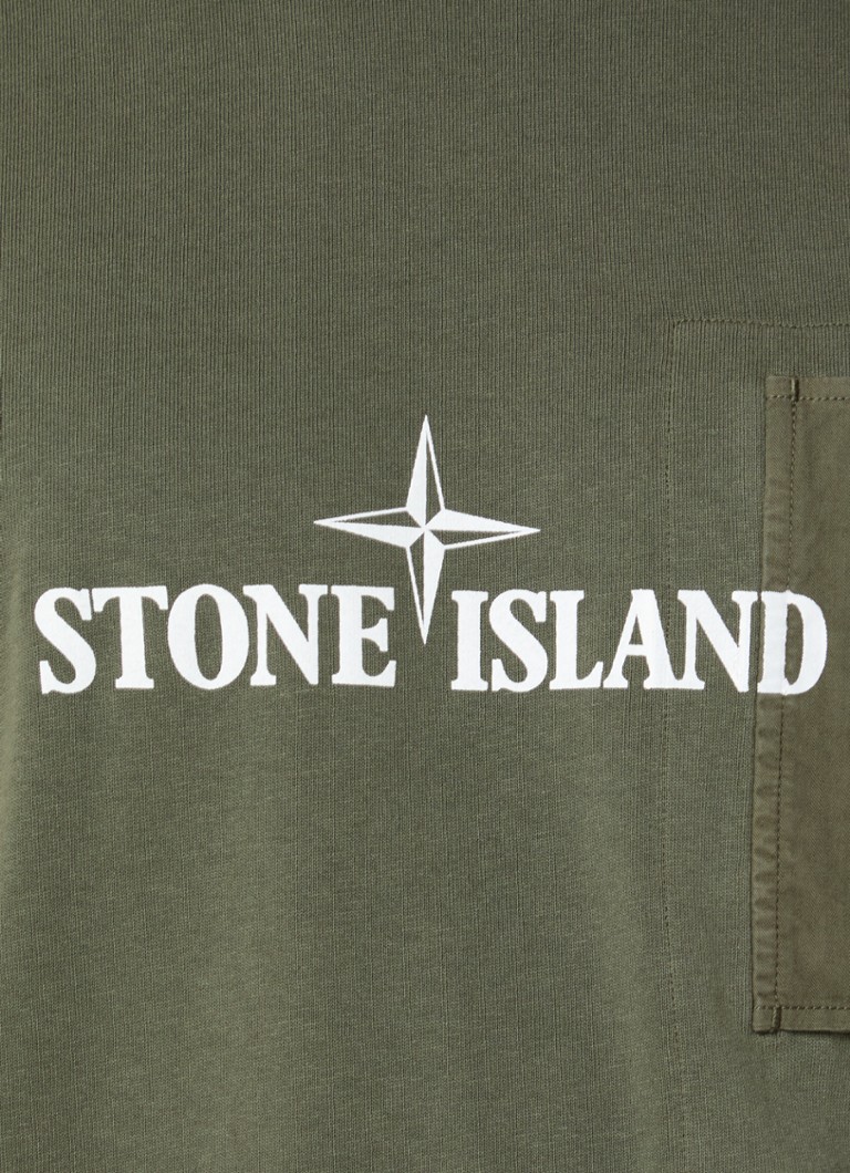 Stone Island 21079 T-krekls ar logotipa apdruku un krūšu kabatu