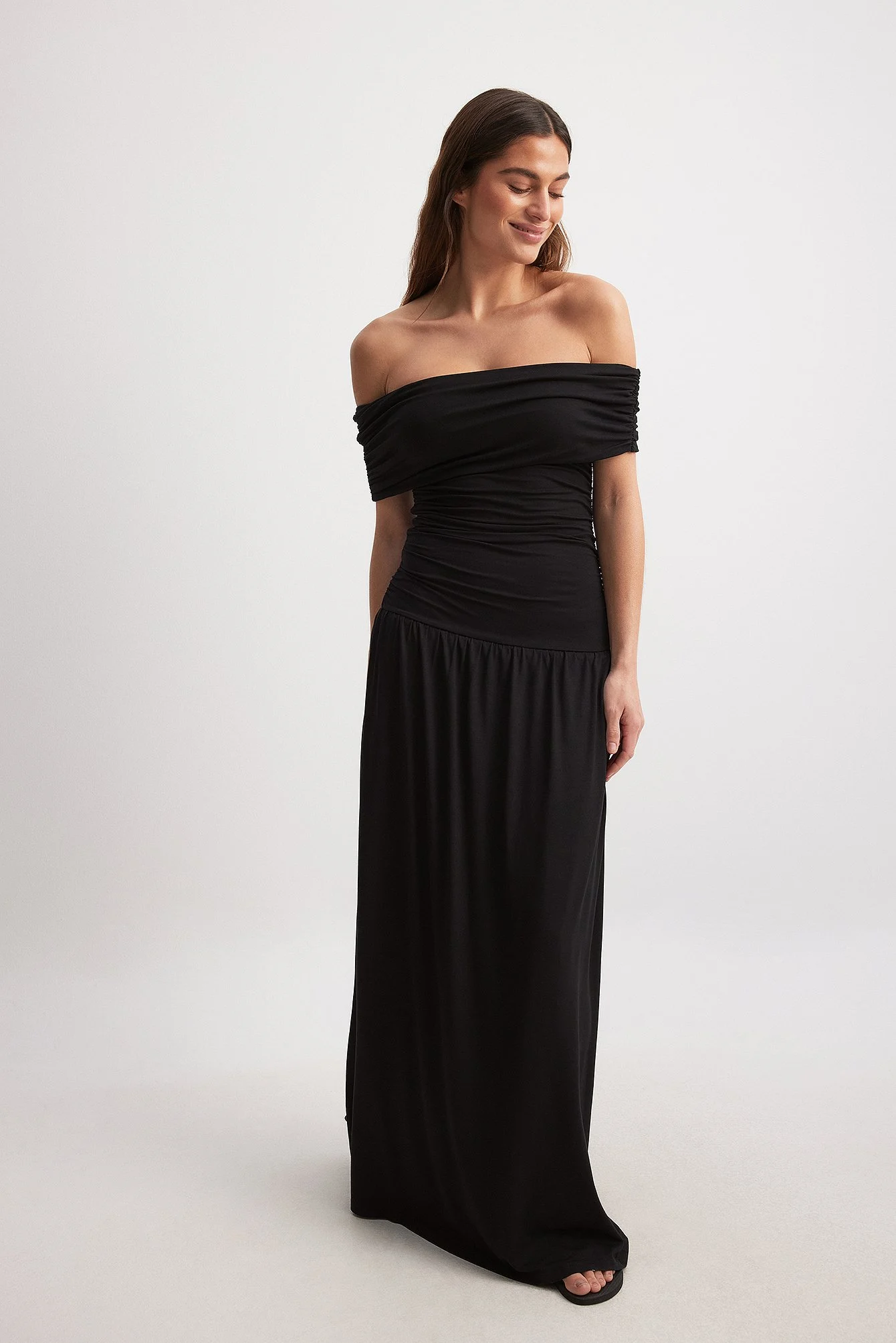 Schulterfreies Maxikleid mit niedriger Taille