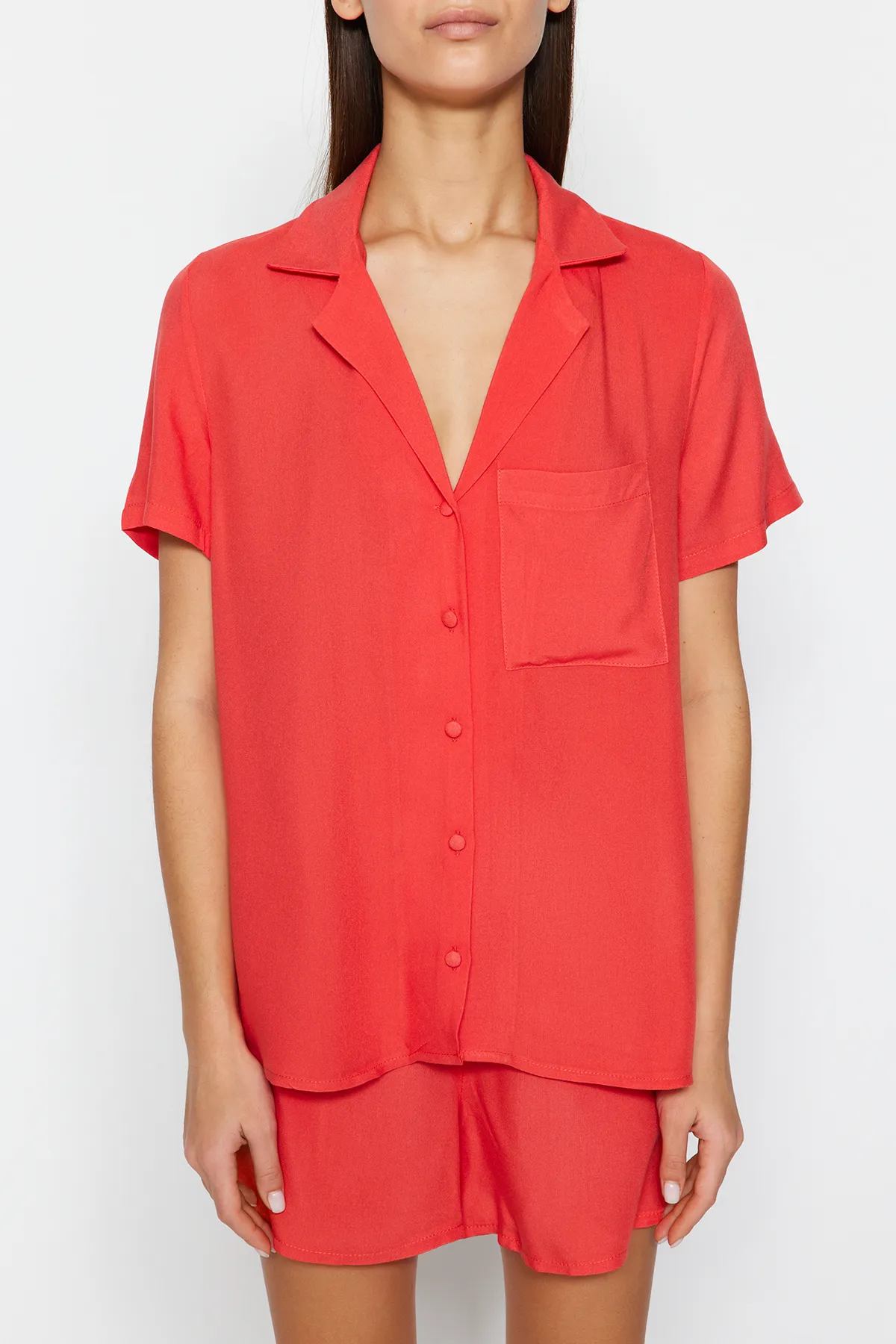 Trendyol Collection  Pyjama-Set aus gewebtem Hemd und Shorts aus Viskose mit Granatapfelblüten THMSS19PT0004