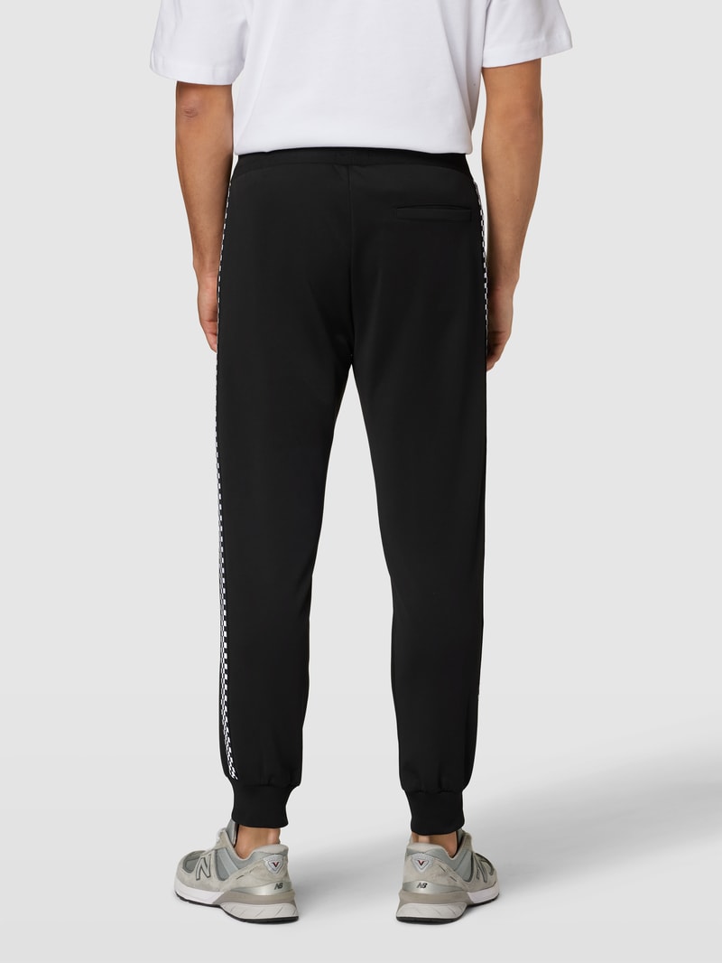 Sweatpants mit Label-Patch in schwarz