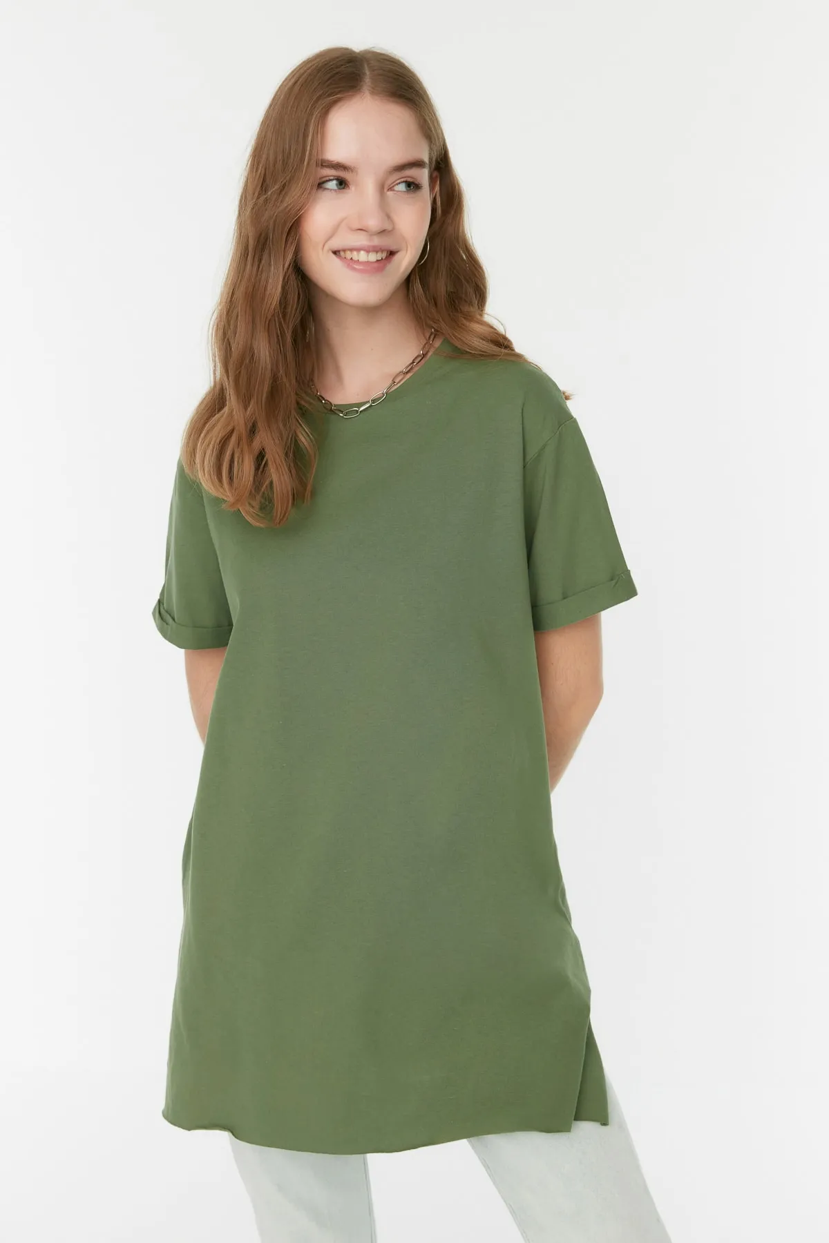 Trendyol Modest  Khakifarbenes Basic-Kurzarm-Single-Jersey-T-Shirt mit Schlitz aus 100 % Baumwolle TCTSS21TN0056