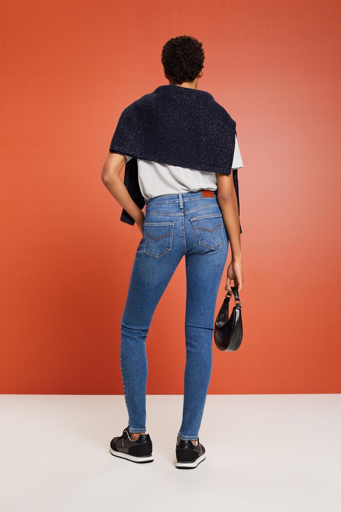 Skinny Jeans mit mittelhohem Bund und Ziersteinen