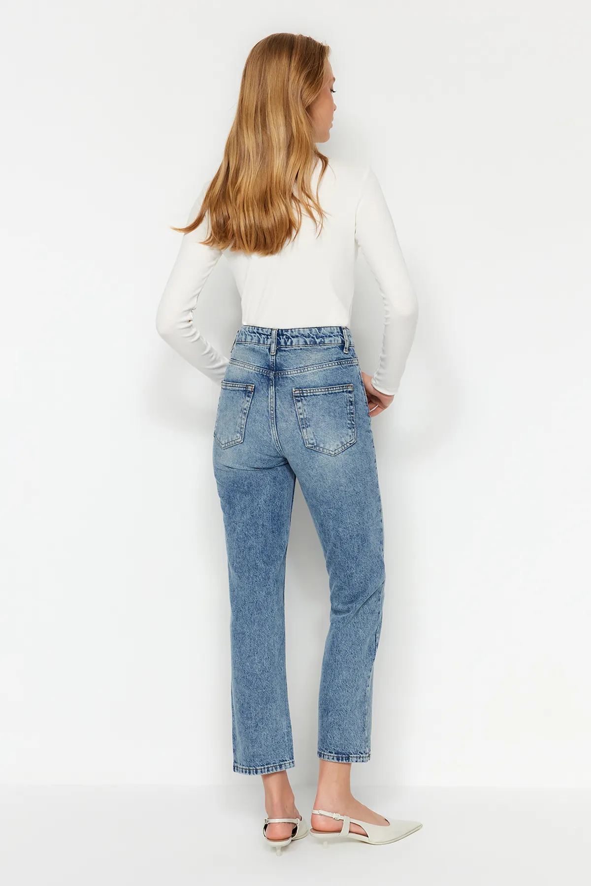 Trendyol Collection  Dunkelblaue gerade Jeans mit hoher Taille TWOAW24JE00082